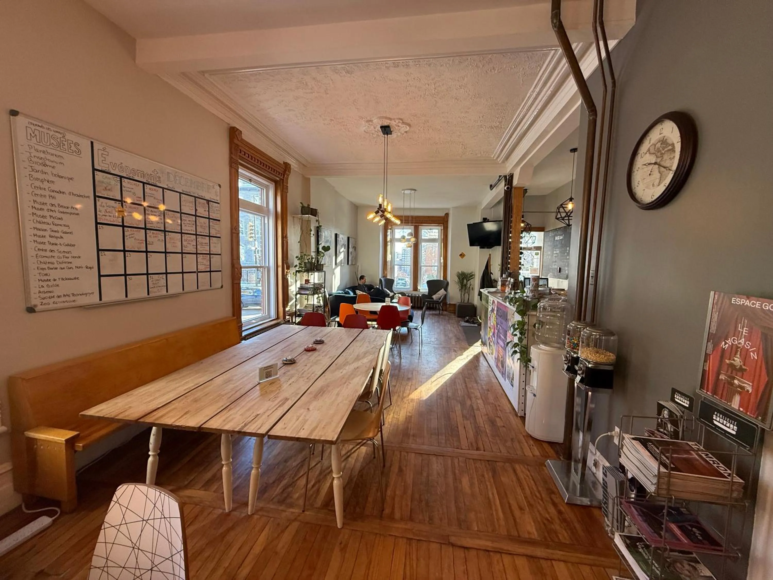 Communal lounge/ TV room in Auberge du Plateau