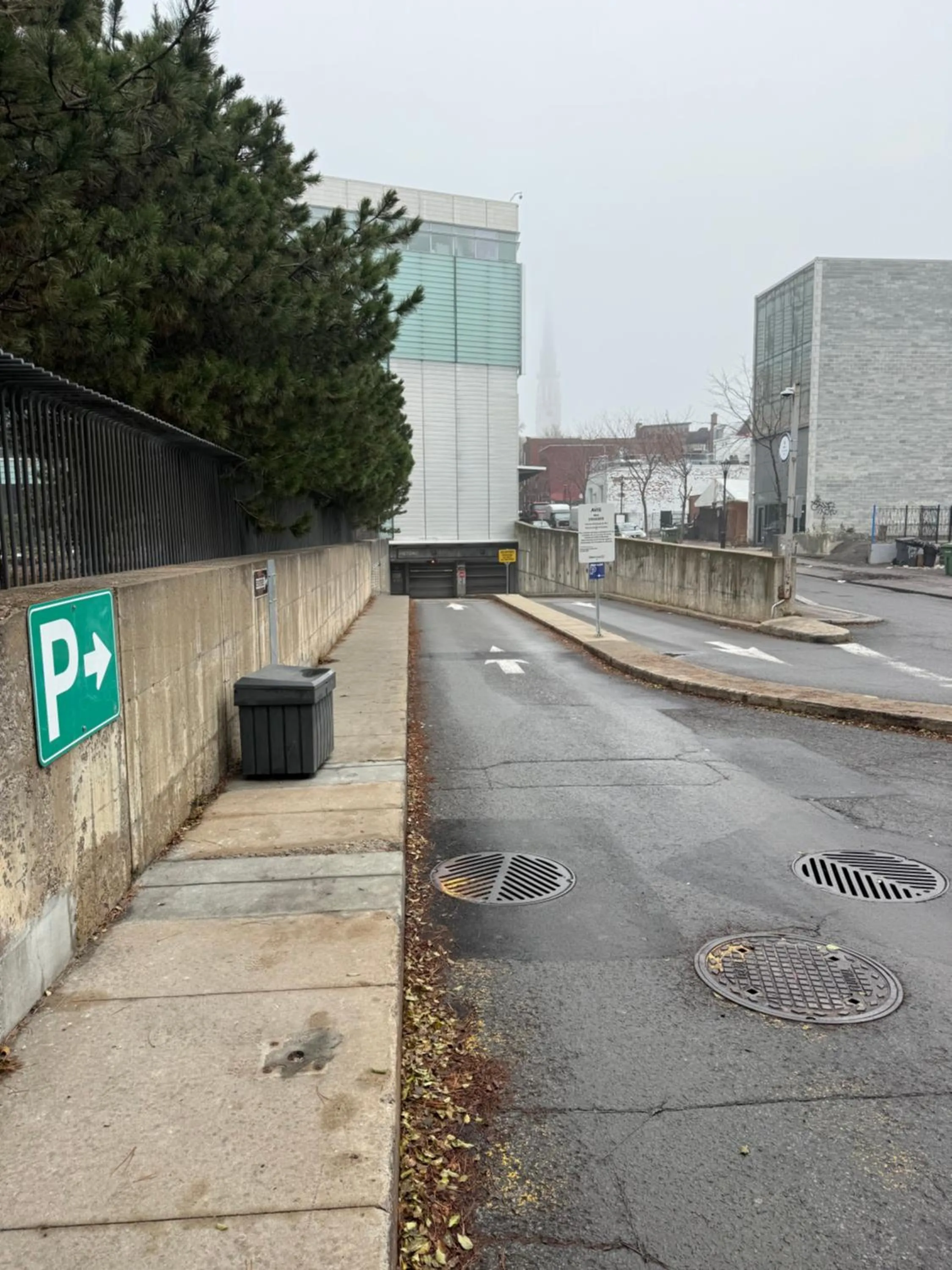 Parking in Auberge du Plateau