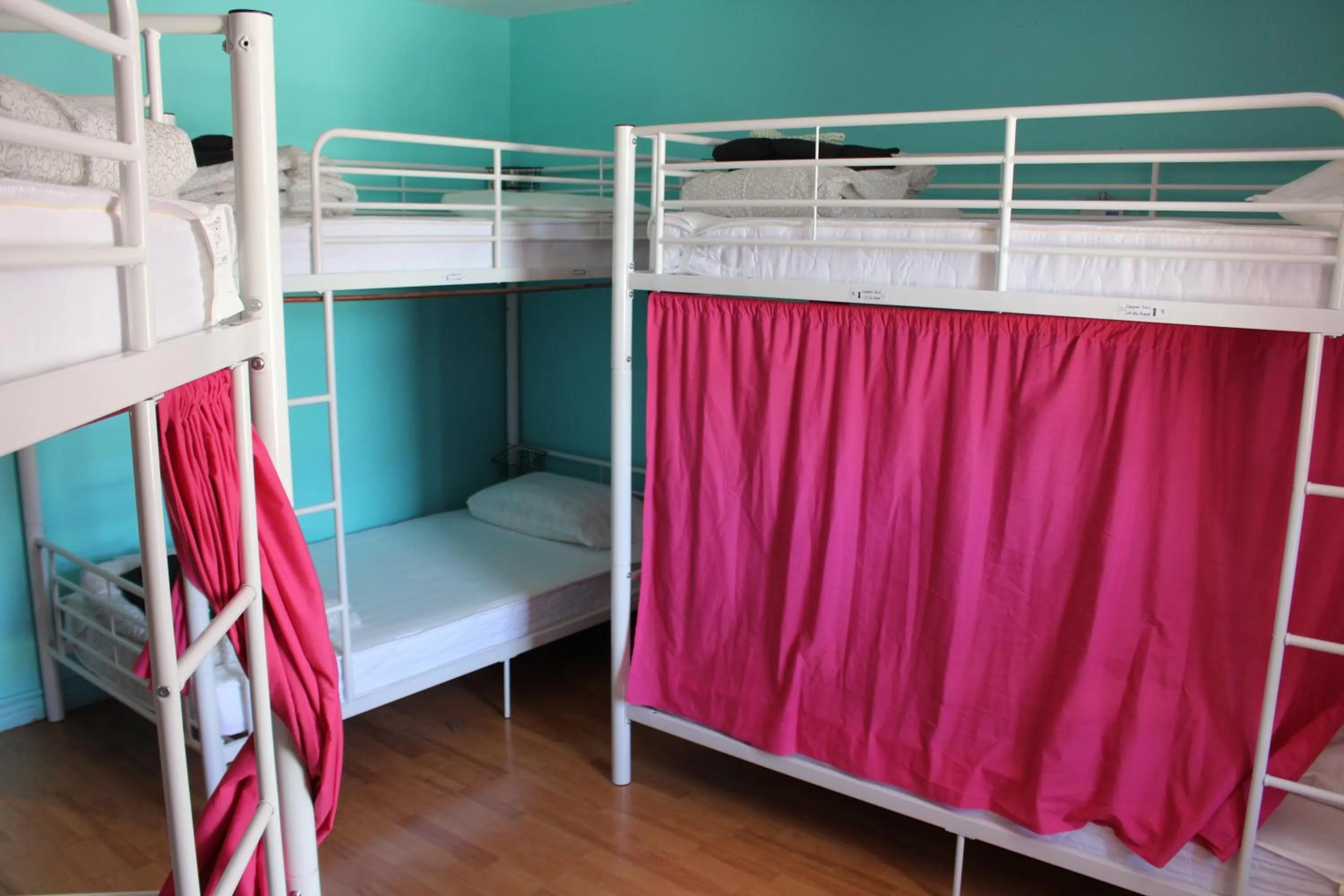 bunk bed, Bed in Auberge Alternative