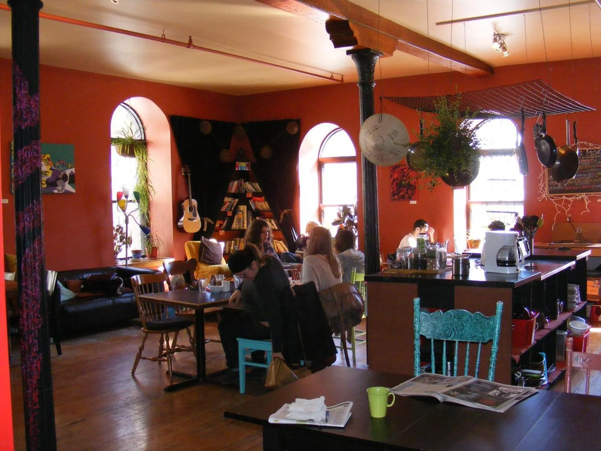 Communal lounge/ TV room in Auberge Alternative