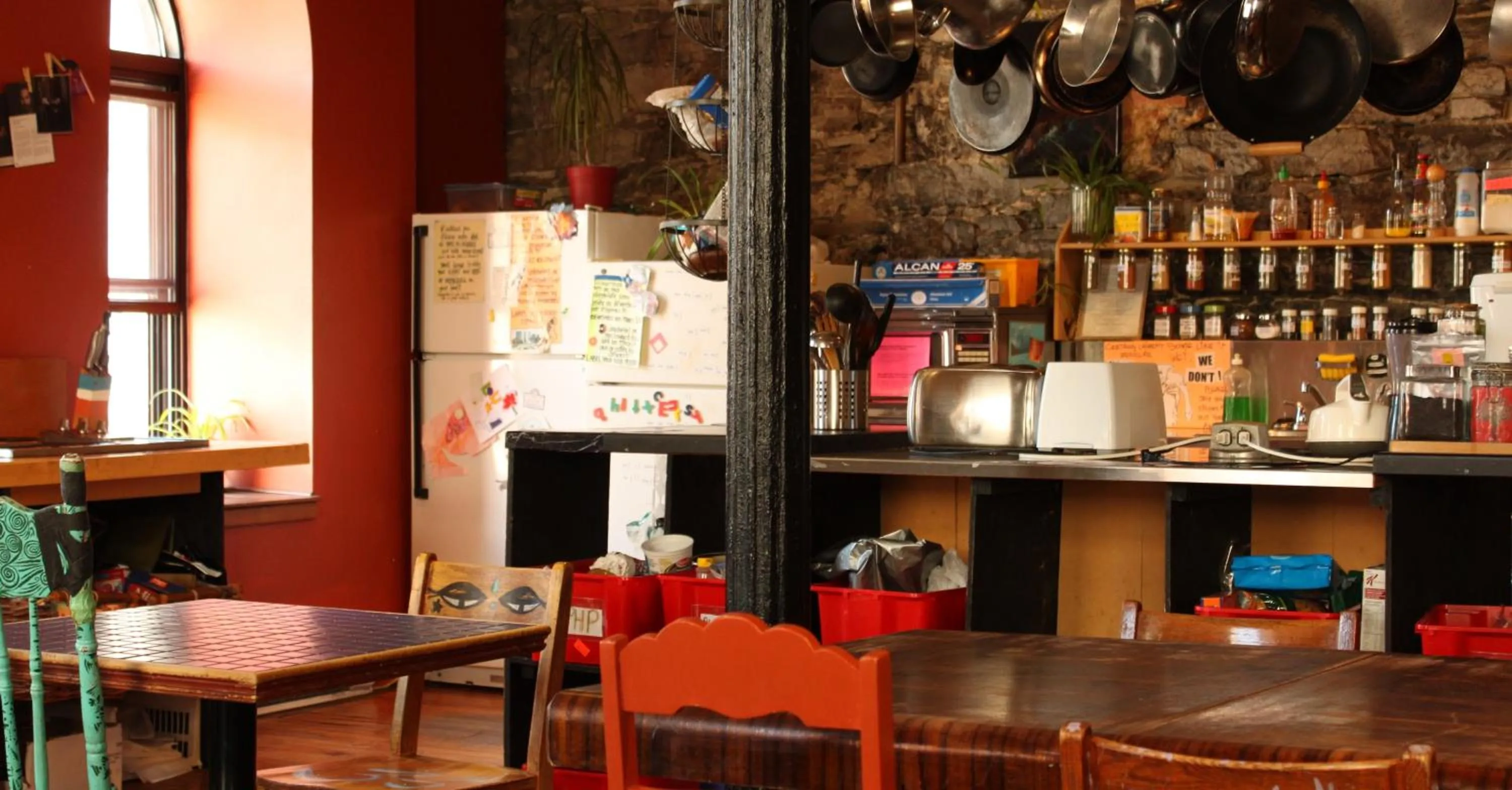 Communal kitchen in Auberge Alternative