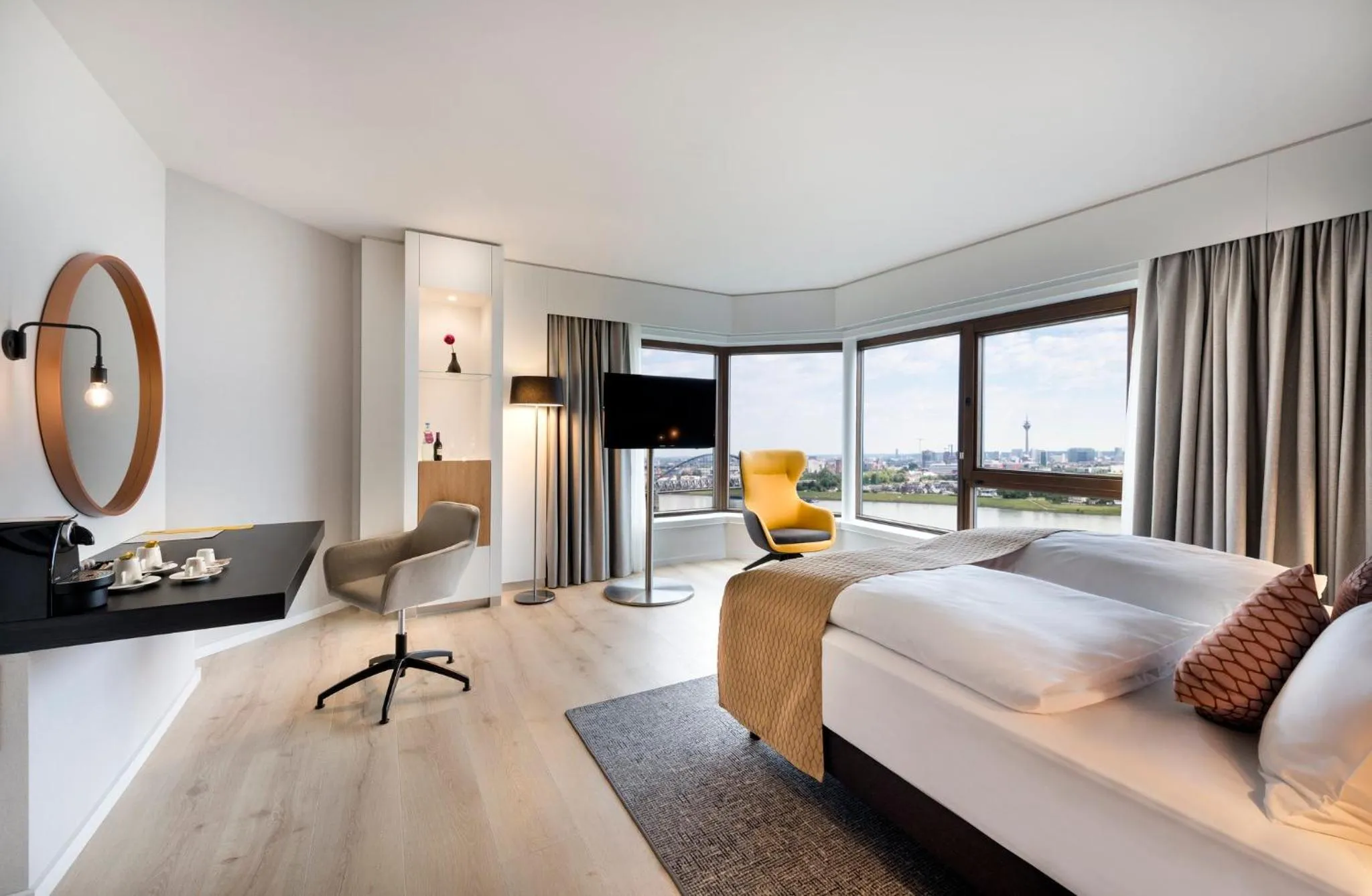 Photo of the whole room, Bed in Crowne Plaza Düsseldorf - Neuss by IHG