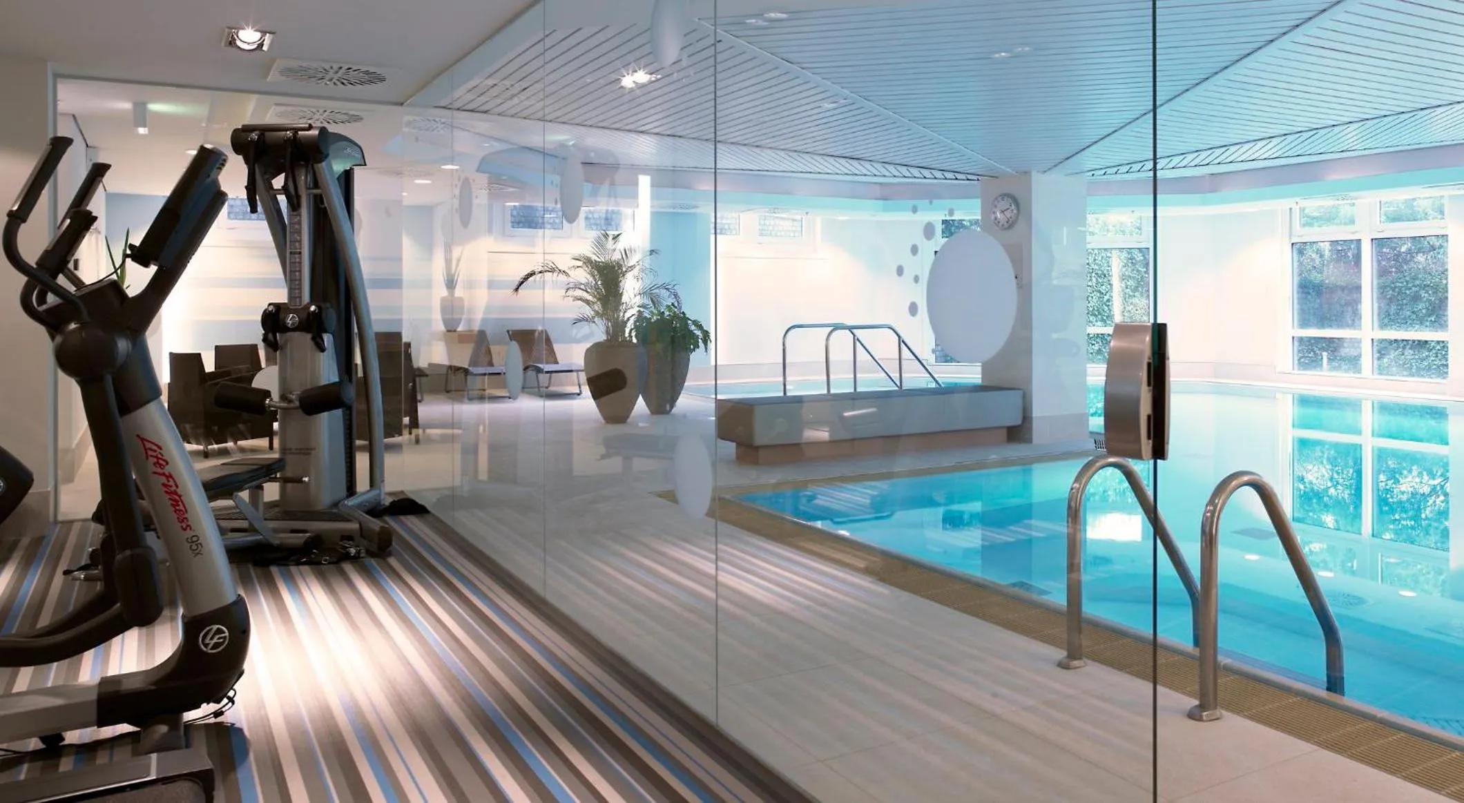 Swimming pool in Crowne Plaza Düsseldorf - Neuss by IHG