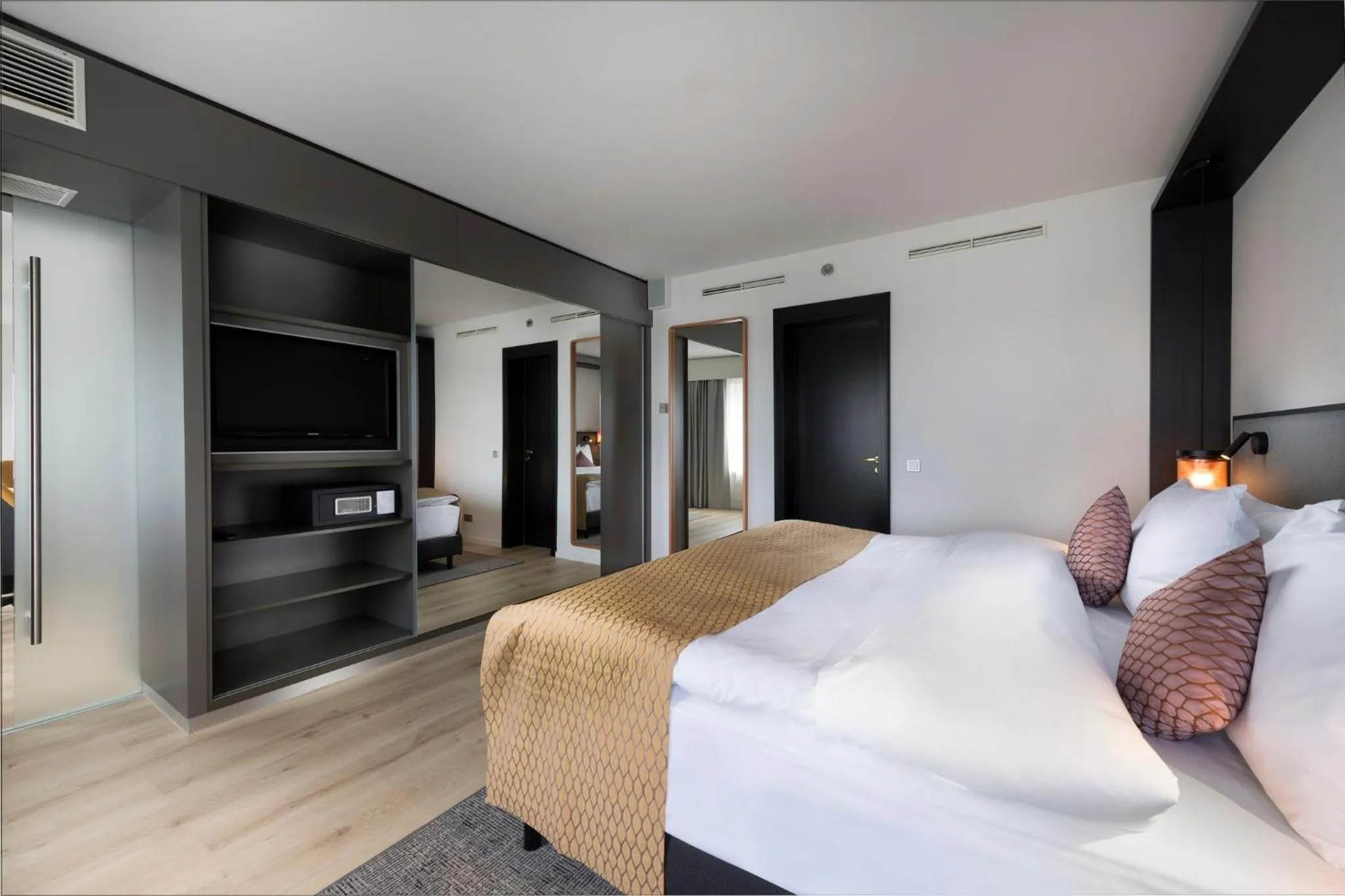 Bedroom, Bed in Crowne Plaza Düsseldorf - Neuss by IHG