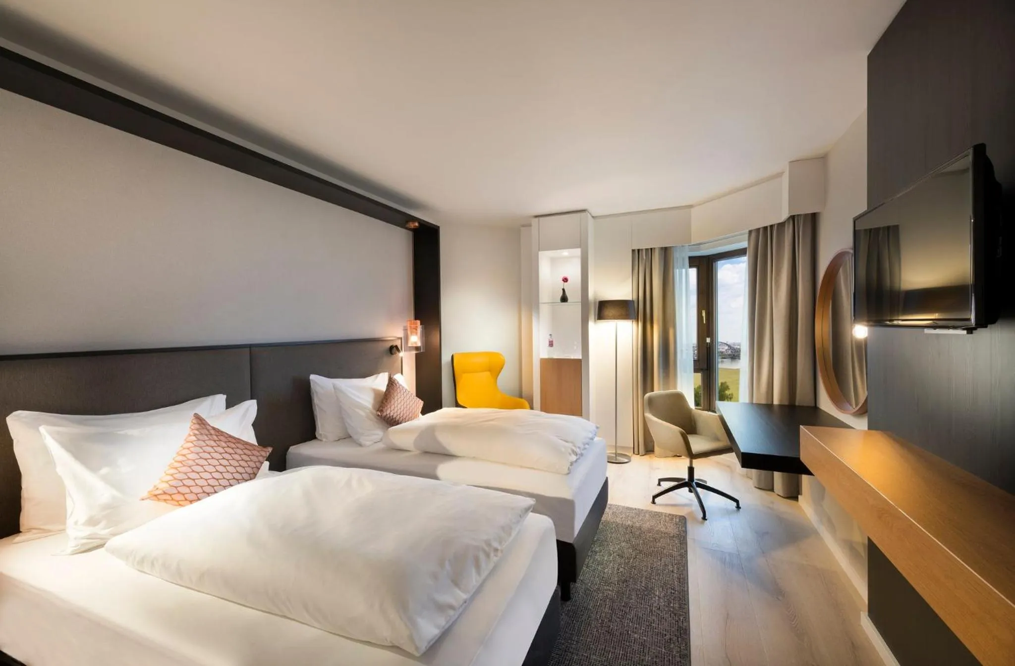 Photo of the whole room, Bed in Crowne Plaza Düsseldorf - Neuss by IHG