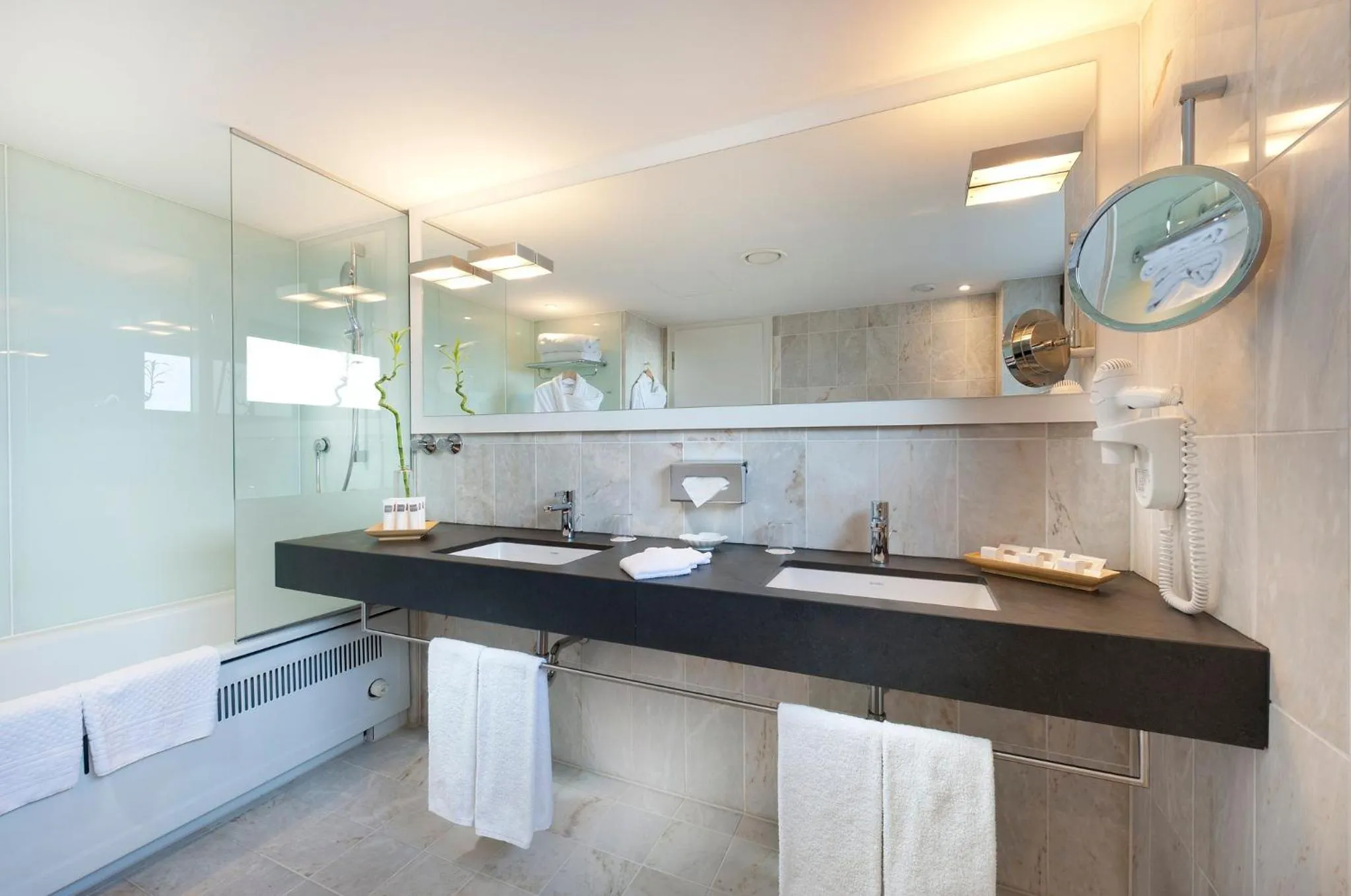 Bathroom in Crowne Plaza Düsseldorf - Neuss by IHG