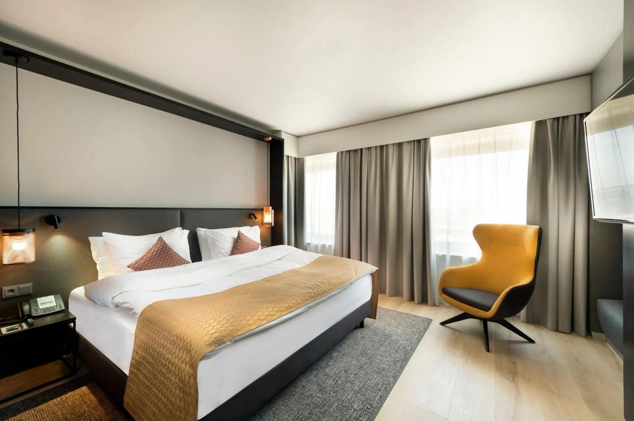 Photo of the whole room, Bed in Crowne Plaza Düsseldorf - Neuss by IHG