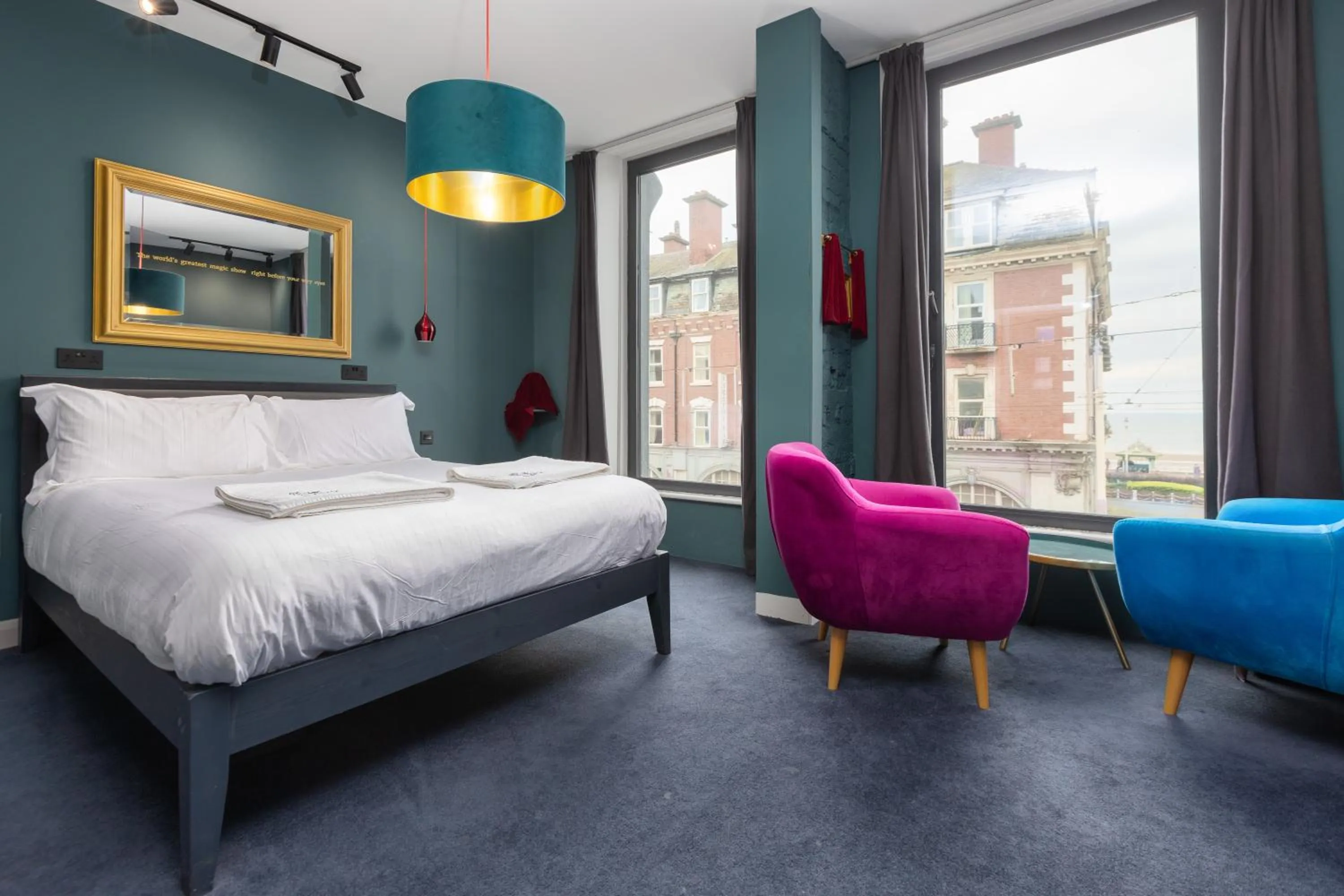 Seating area, Bed in ART B&B