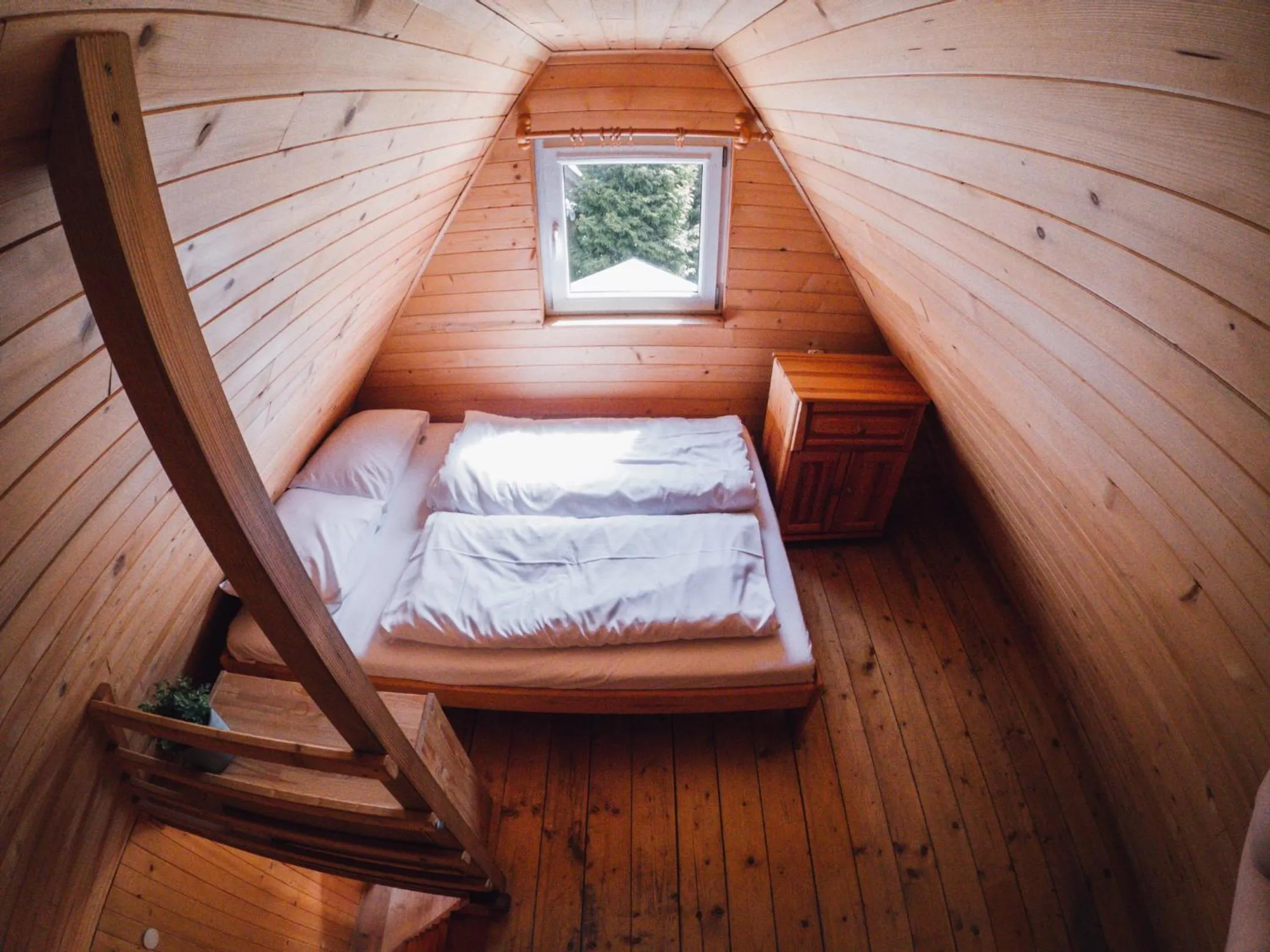 Bed in Pod Cyprysami - surf & family resort