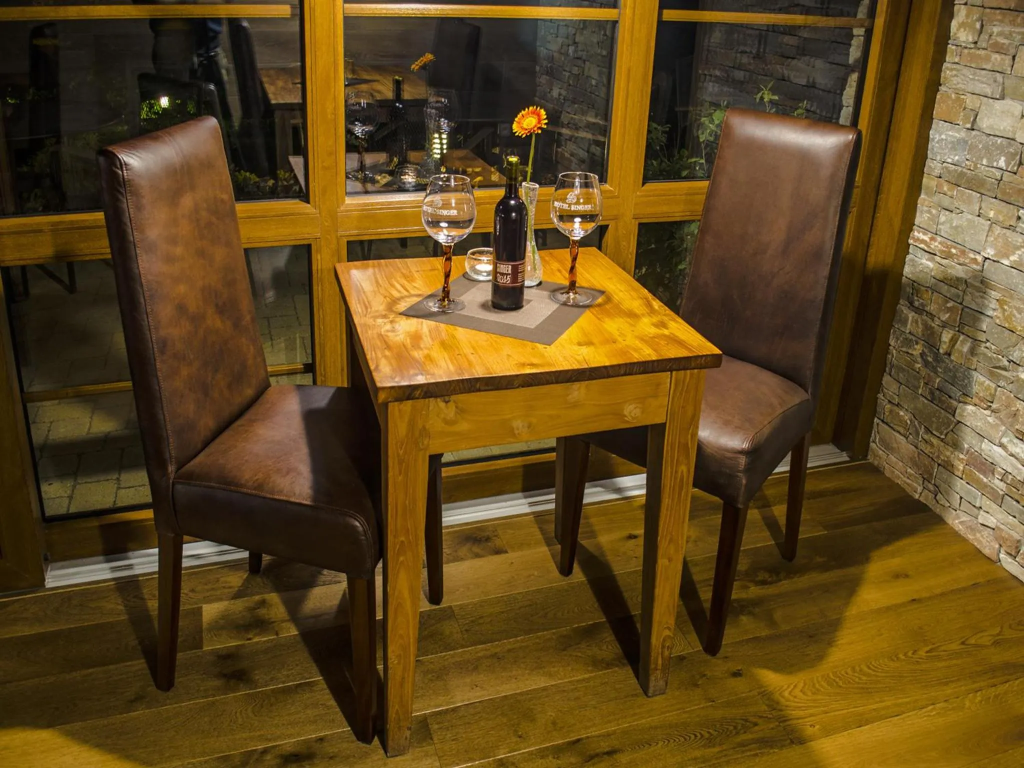 Restaurant/places to eat in Hotel Singer