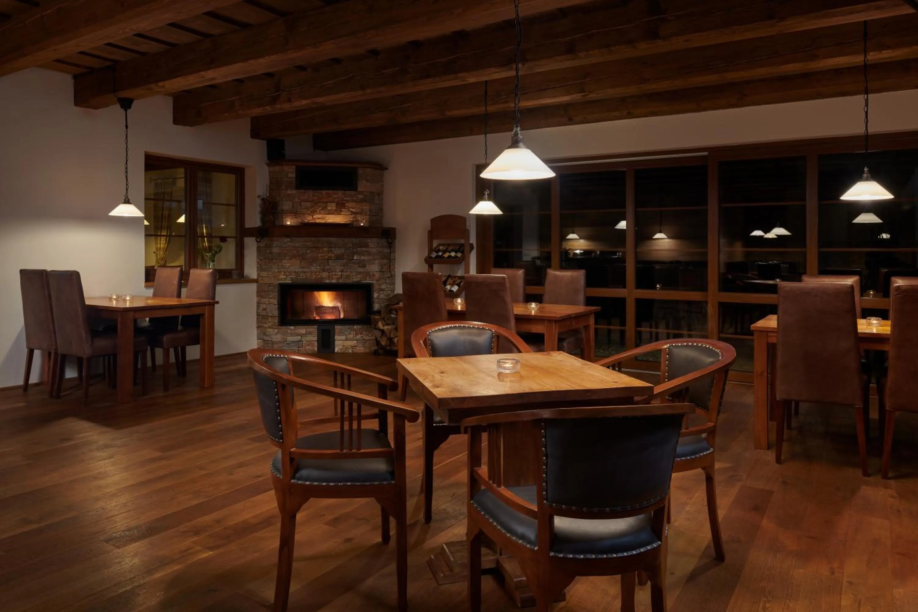 Restaurant/places to eat in Hotel Singer