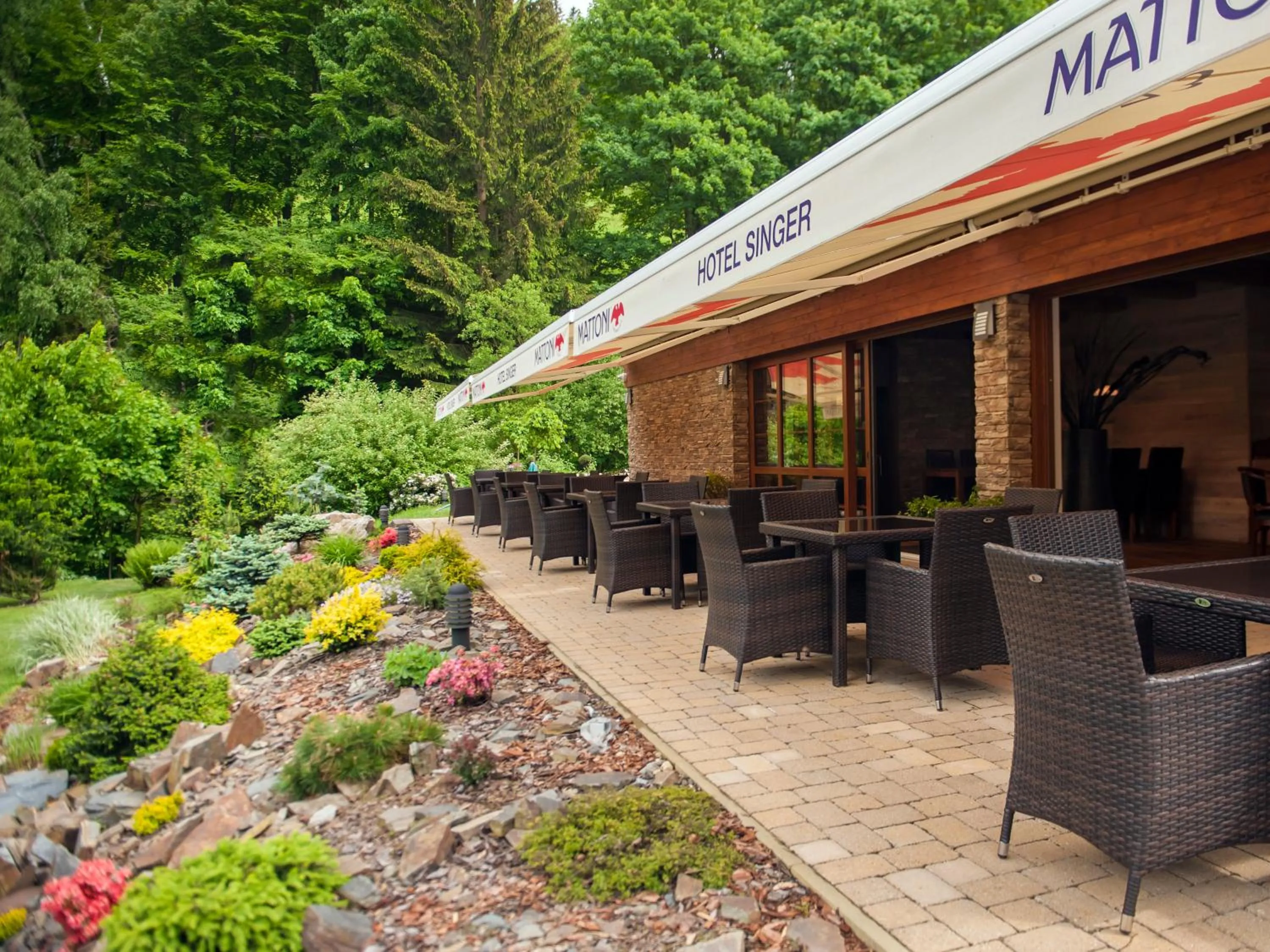 Restaurant/places to eat in Hotel Singer