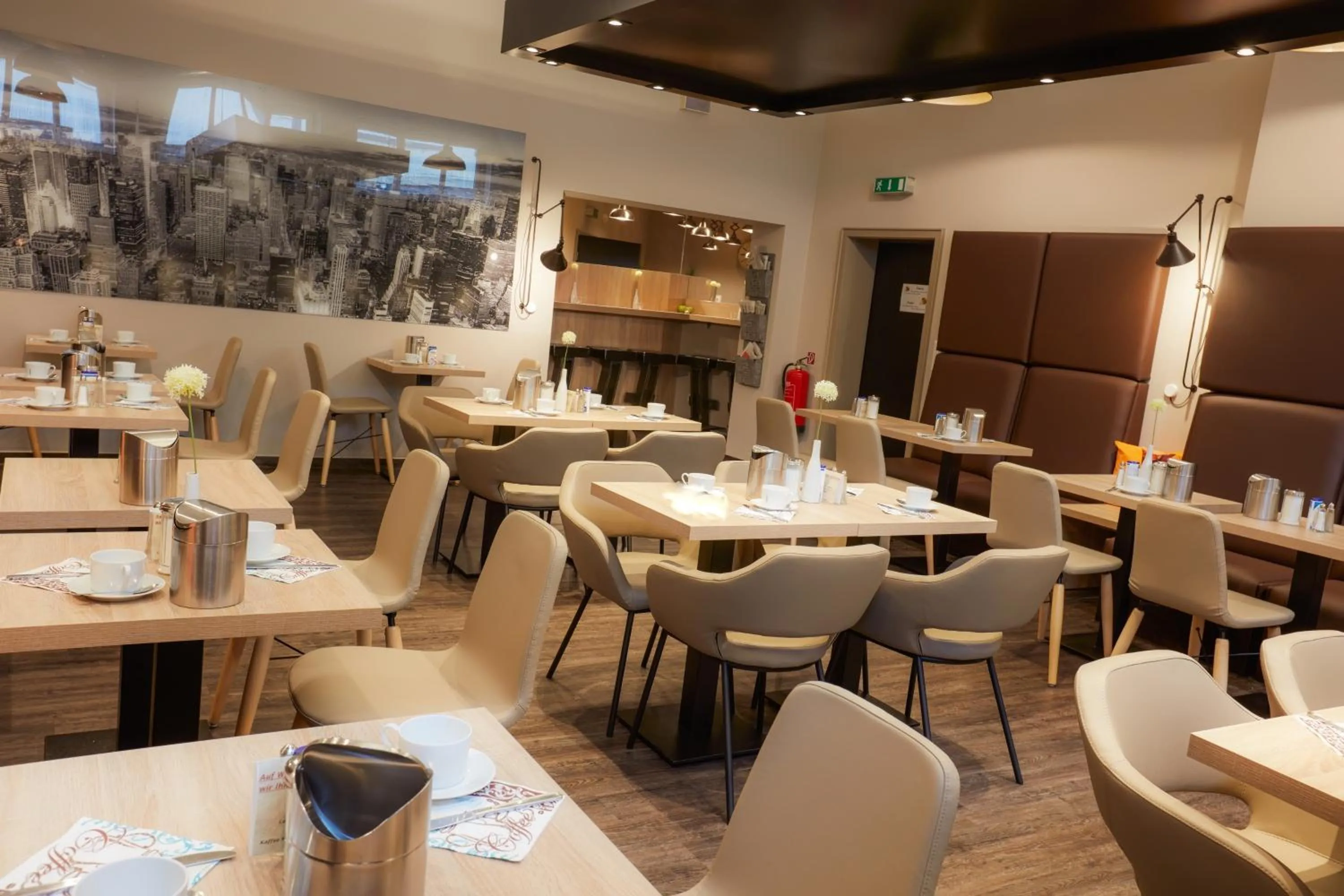 Restaurant/places to eat in Manhattan Hotel