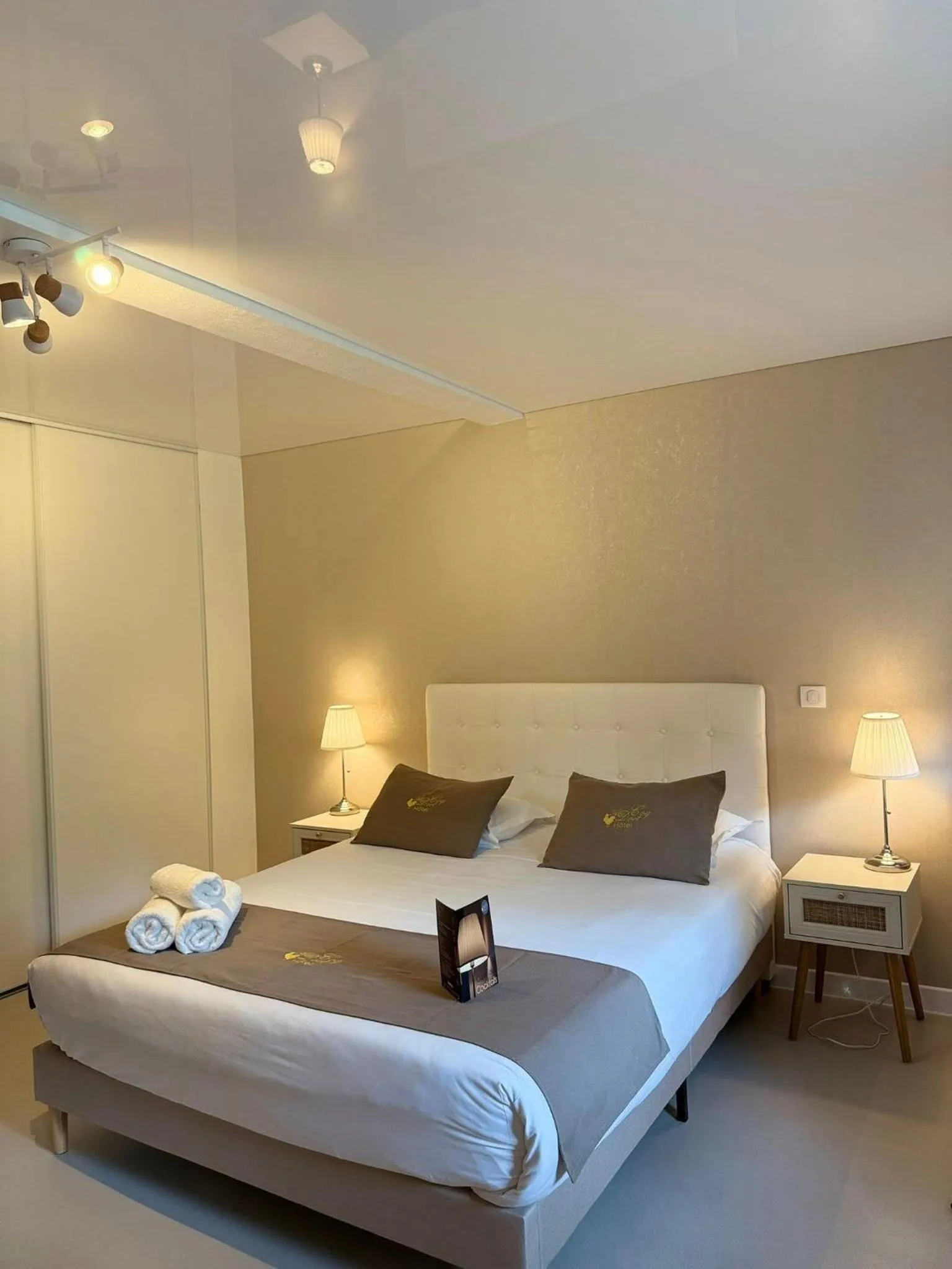 Bedroom, Bed in Hôtel Au Coq Dort Spa