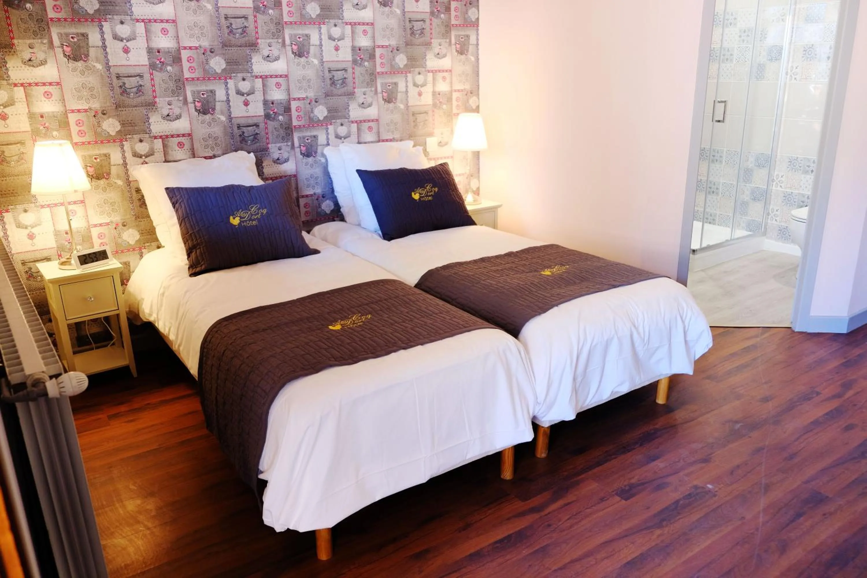 Bed in Hôtel Au Coq Dort Spa