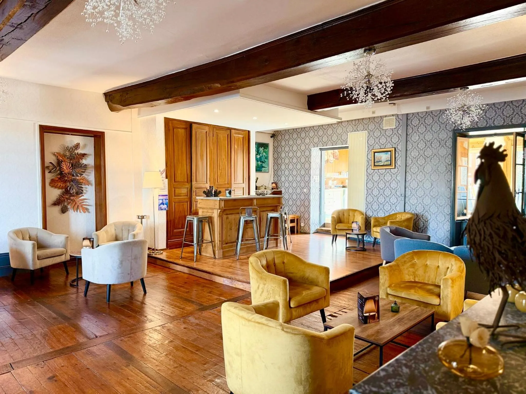 Living room in Hôtel Au Coq Dort Spa