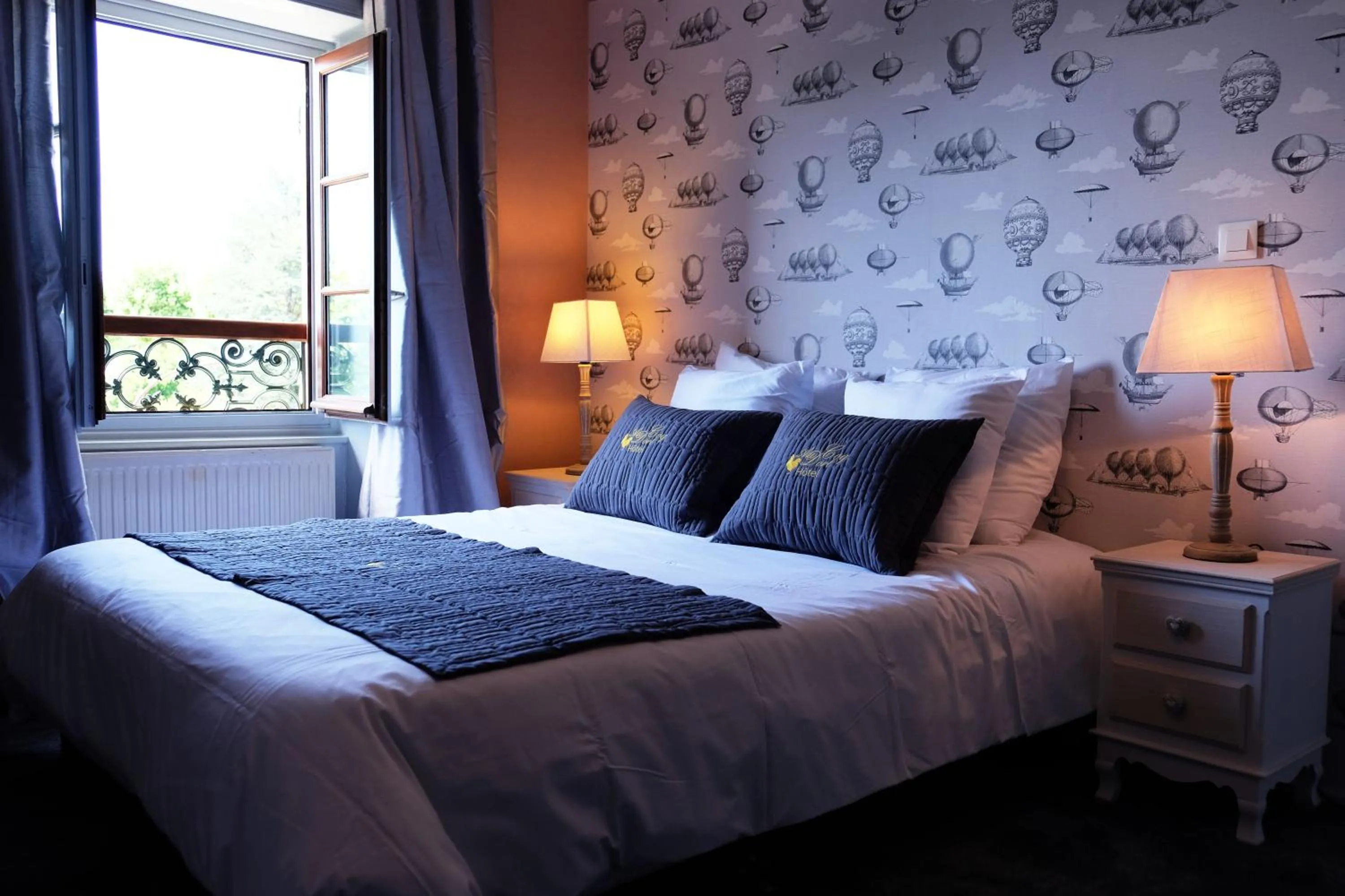 Bed in Hôtel Au Coq Dort Spa