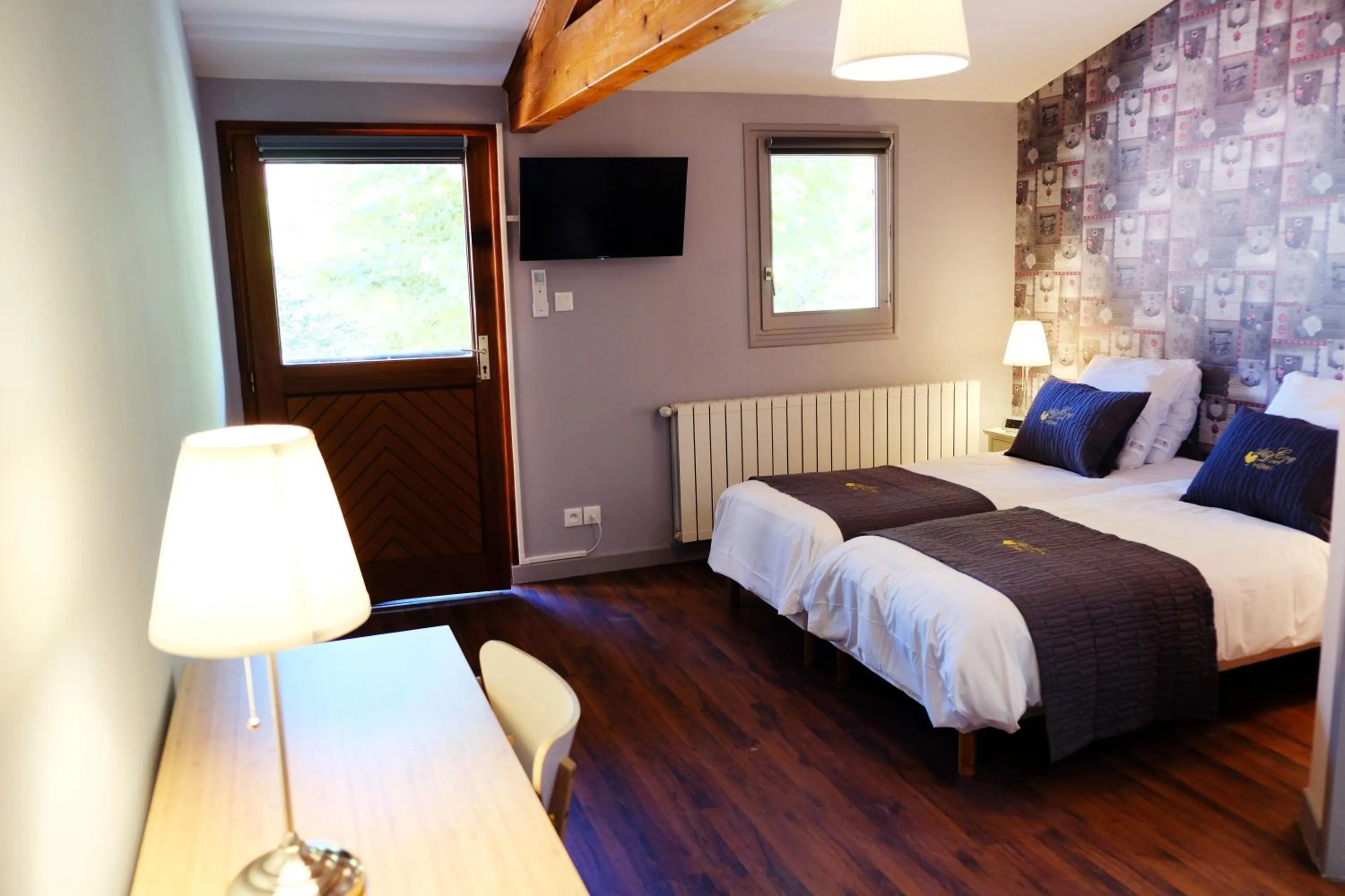 TV and multimedia, Bed in Hôtel Au Coq Dort Spa