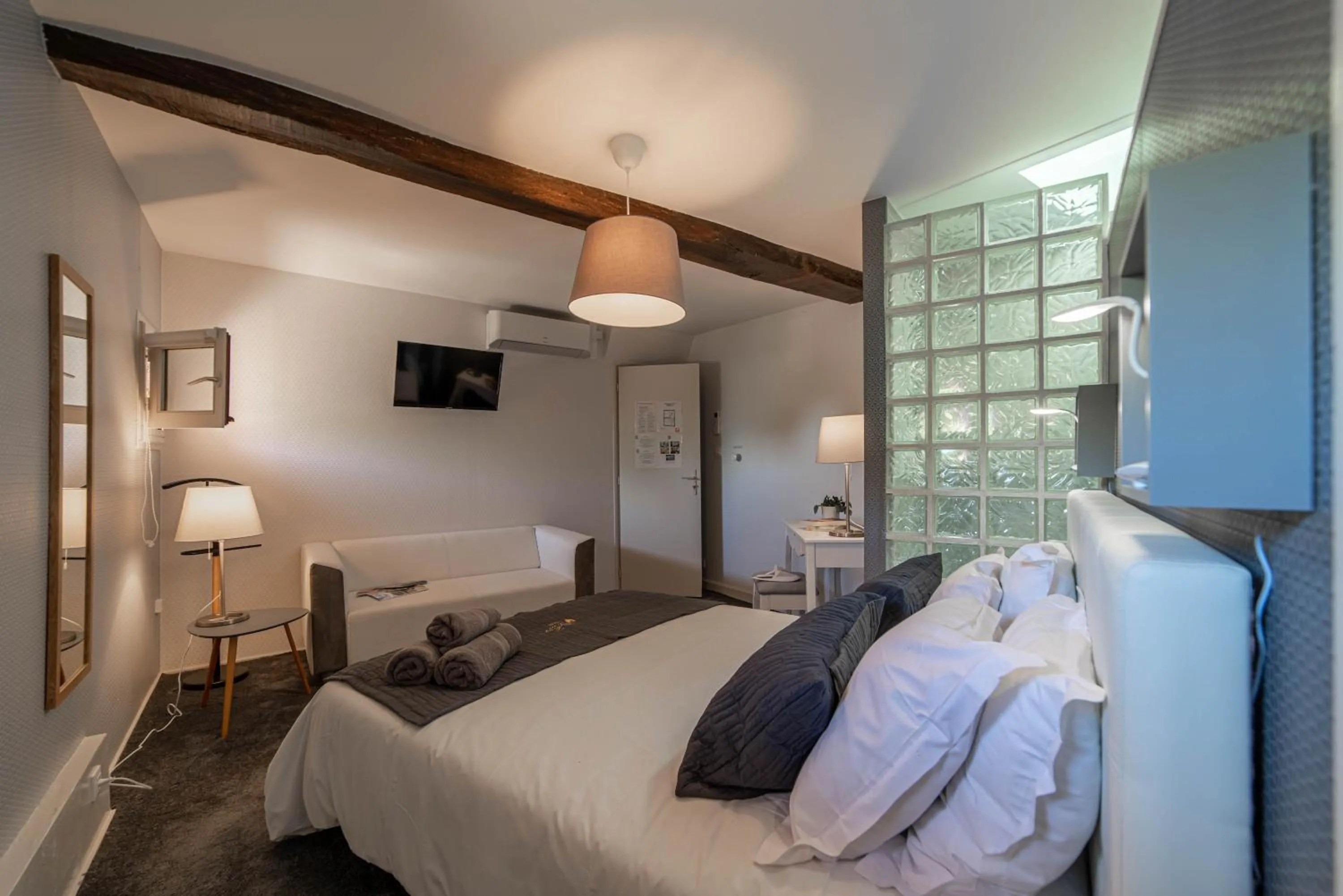 Photo of the whole room, Bed in Hôtel Au Coq Dort Spa