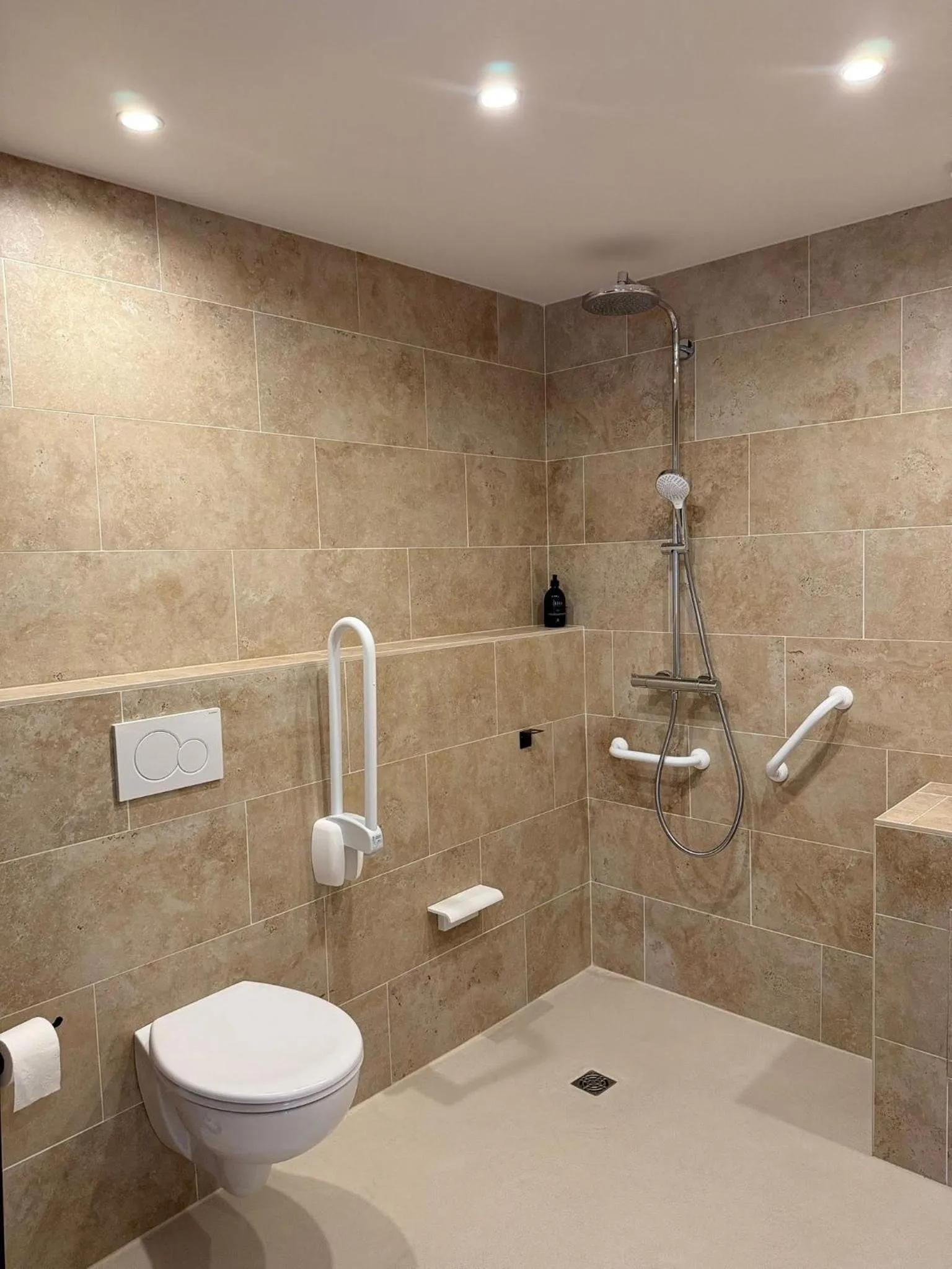 Bathroom in Hôtel Au Coq Dort Spa