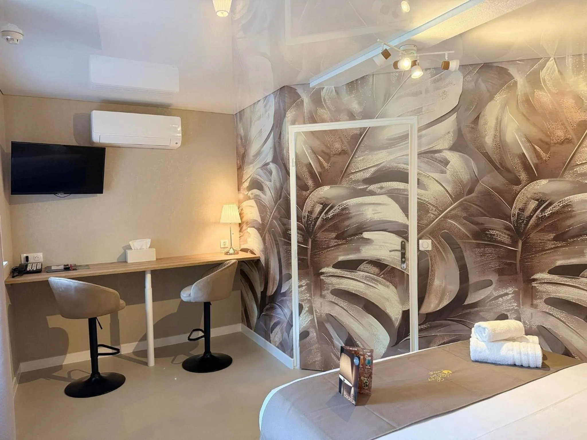 Photo of the whole room, Bed in Hôtel Au Coq Dort Spa