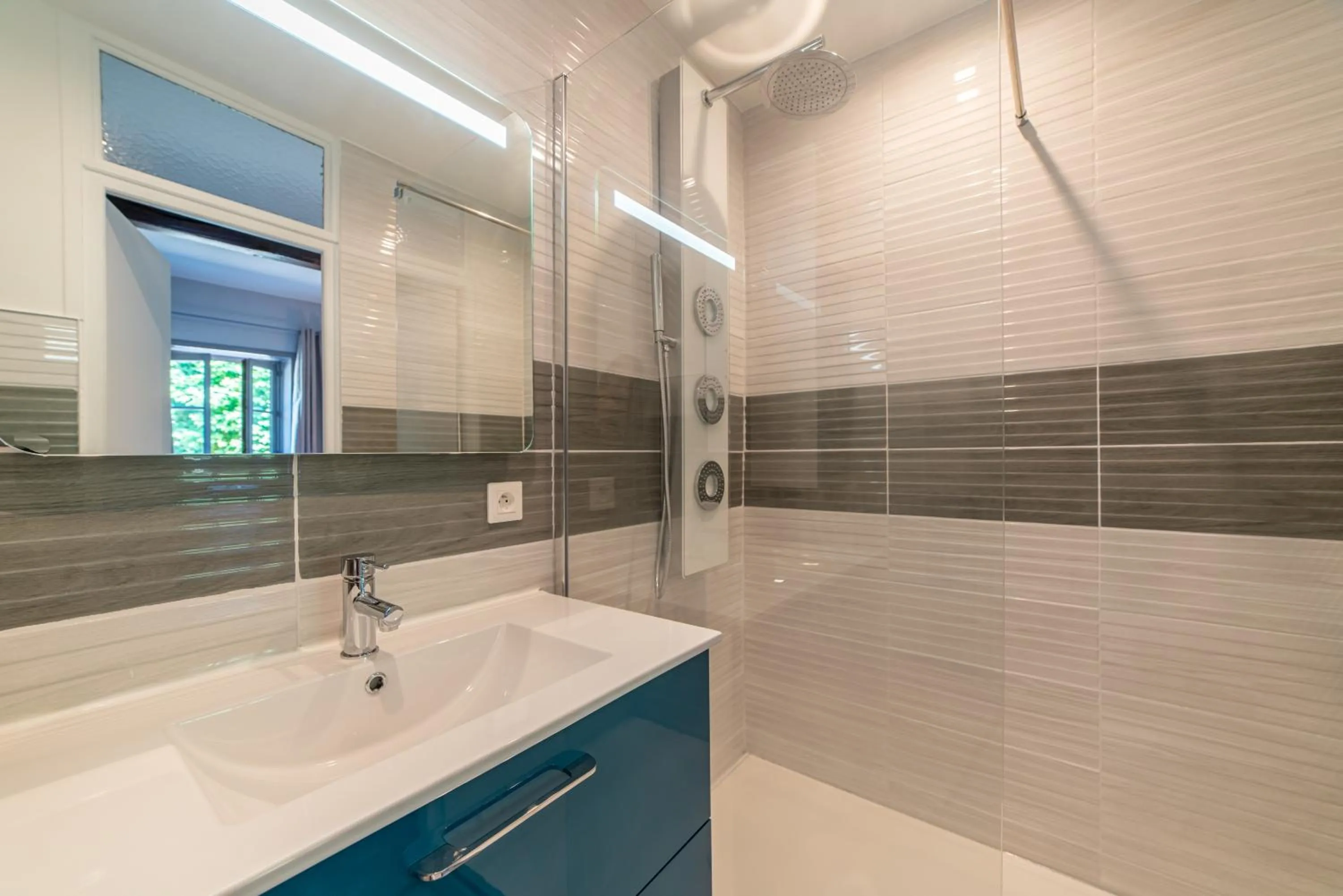 Shower in Hôtel Au Coq Dort Spa