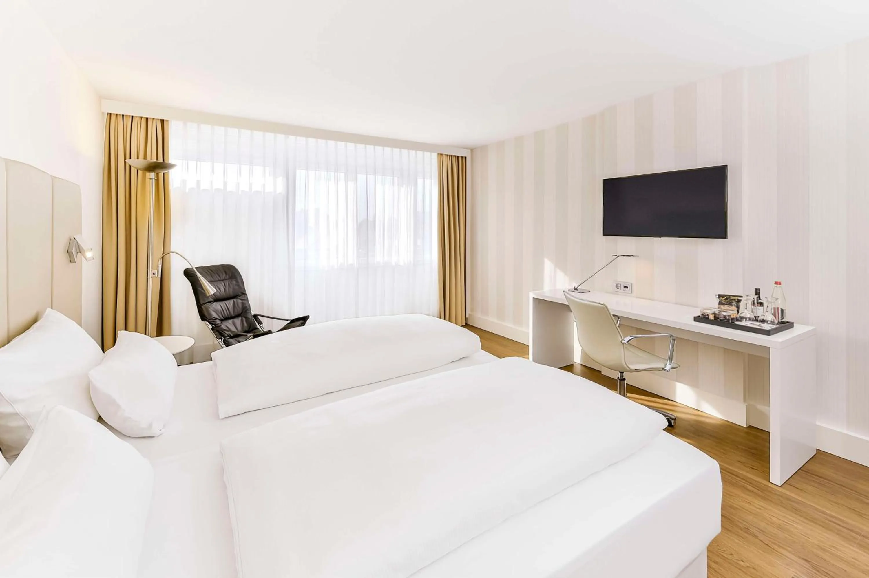 Bedroom, Bed in NH Erlangen