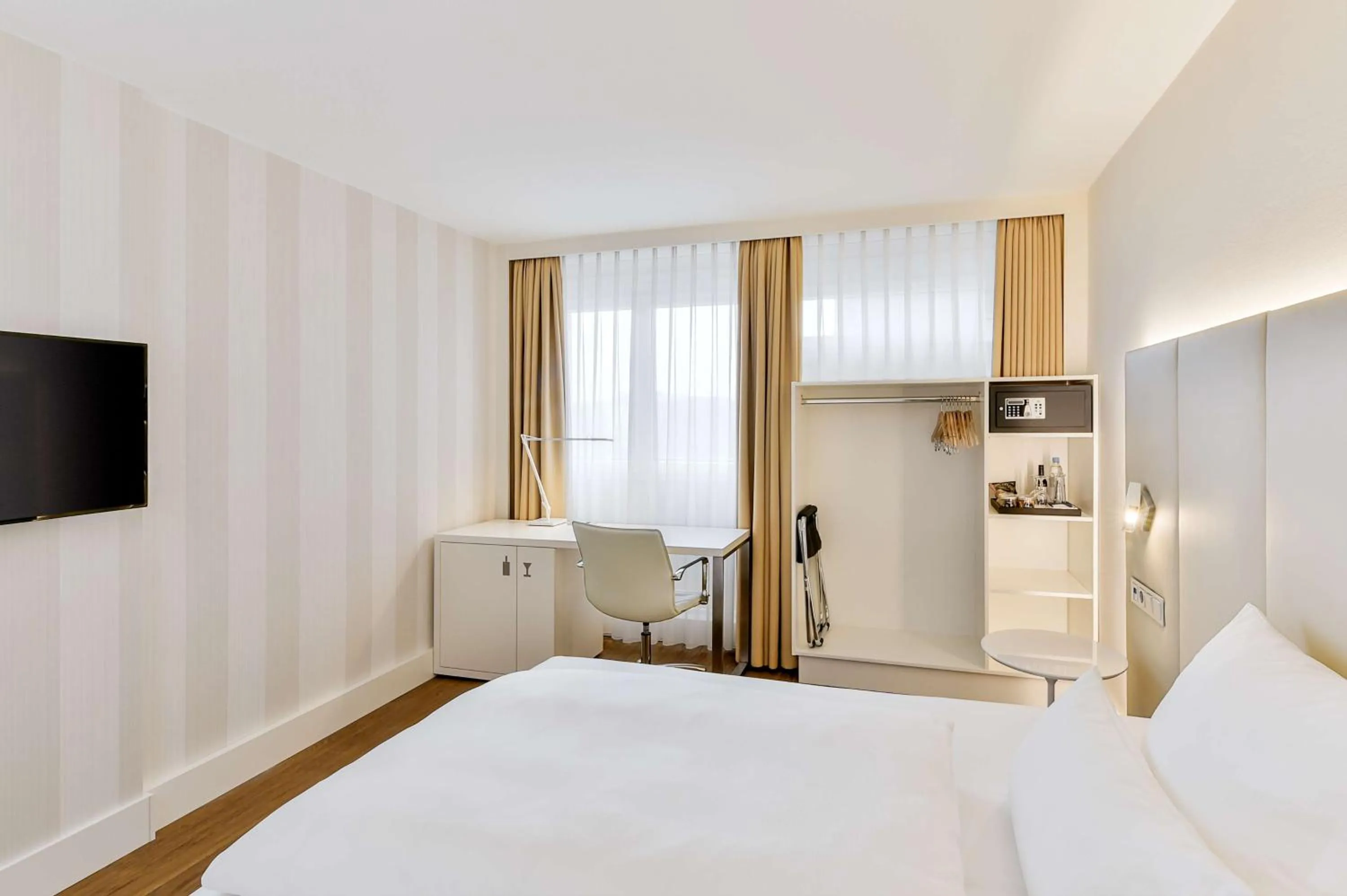 Bedroom, Bed in NH Erlangen