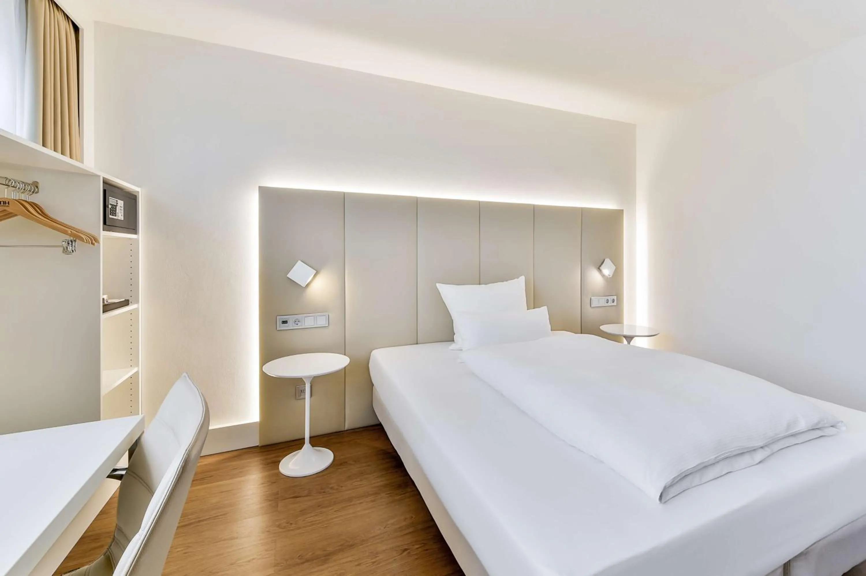 Bedroom, Bed in NH Erlangen