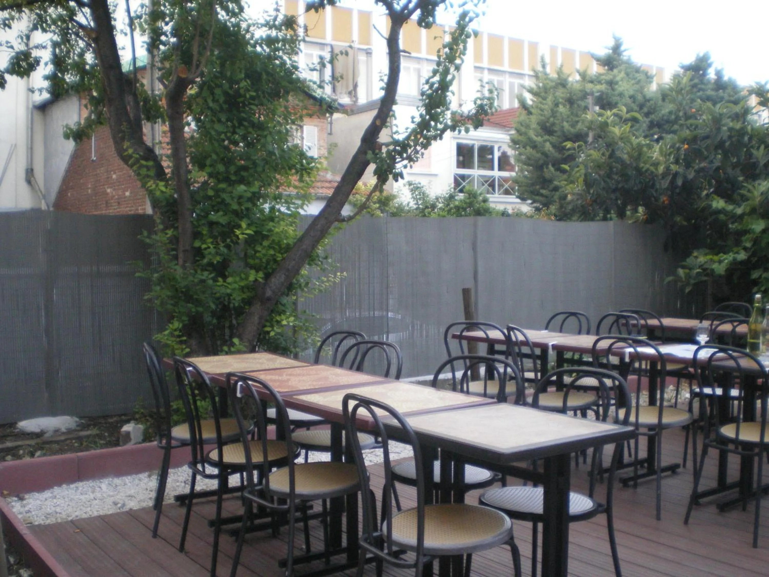 Patio in Hôtel Le Bellevue - Paris Porte d'Orléans