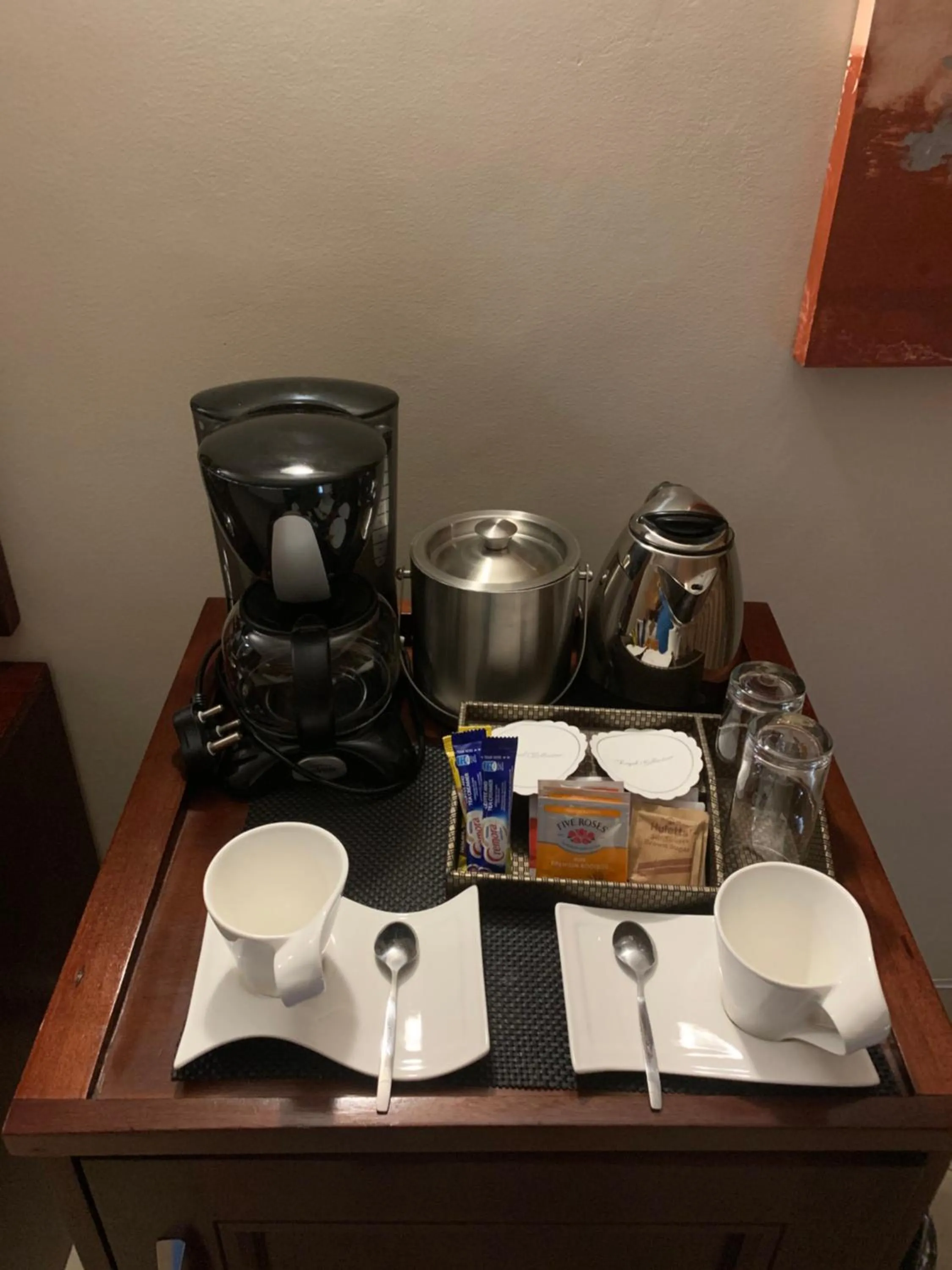 Coffee/tea facilities in Royal Hotel