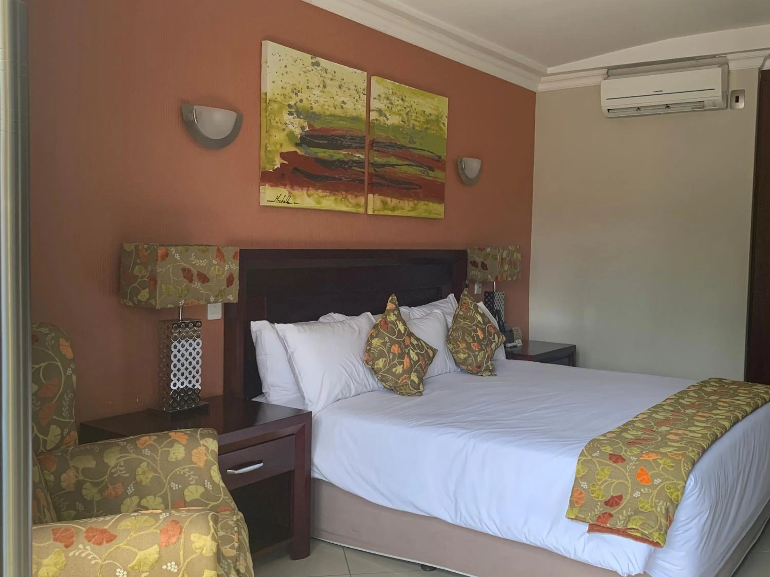 Photo of the whole room, Bed in Royal Hotel