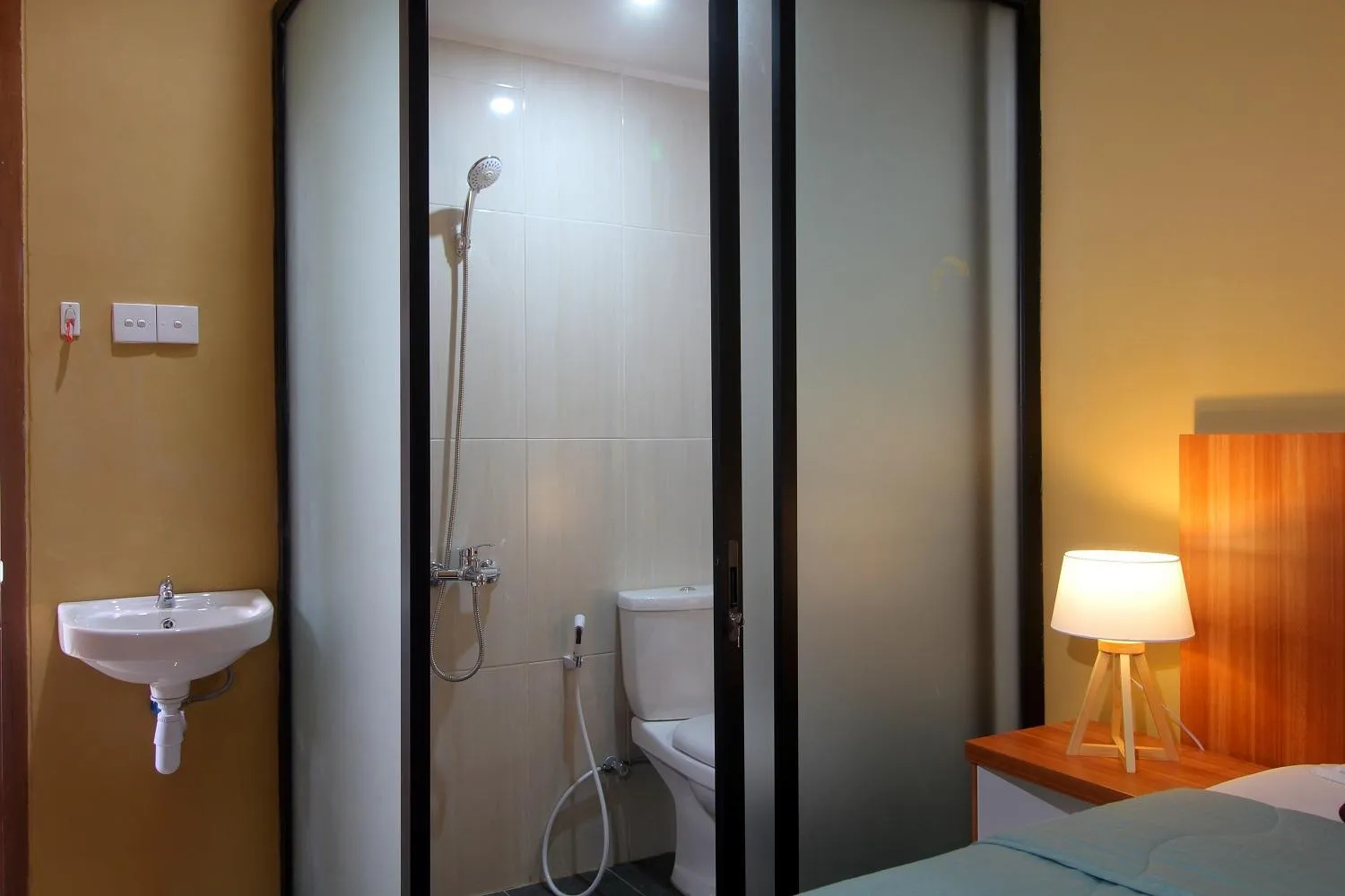 Bathroom, Bed in Hotel Radyoharto Mallioboro Yogyakarta
