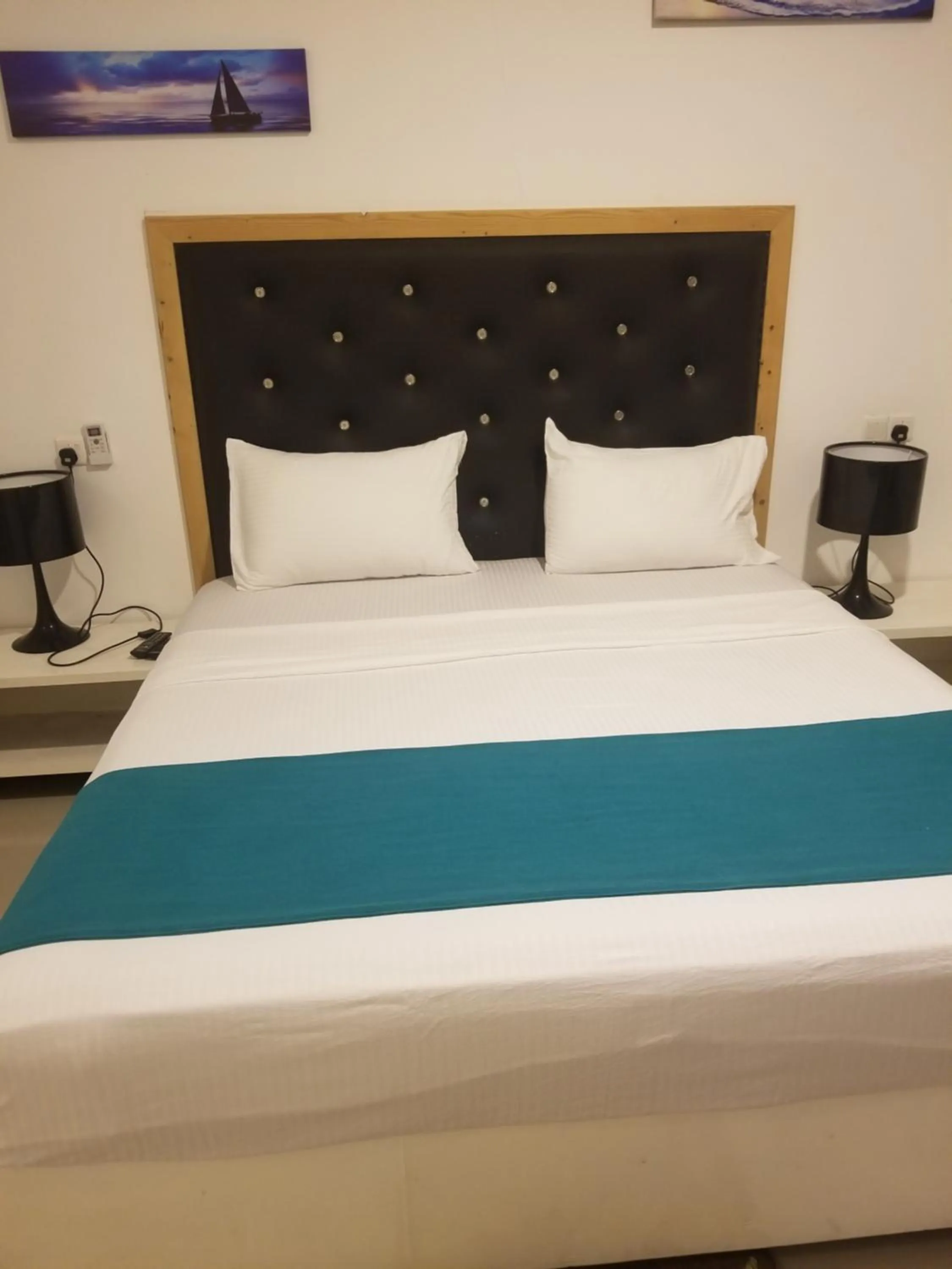 Photo of the whole room, Bed in One World Mirissa