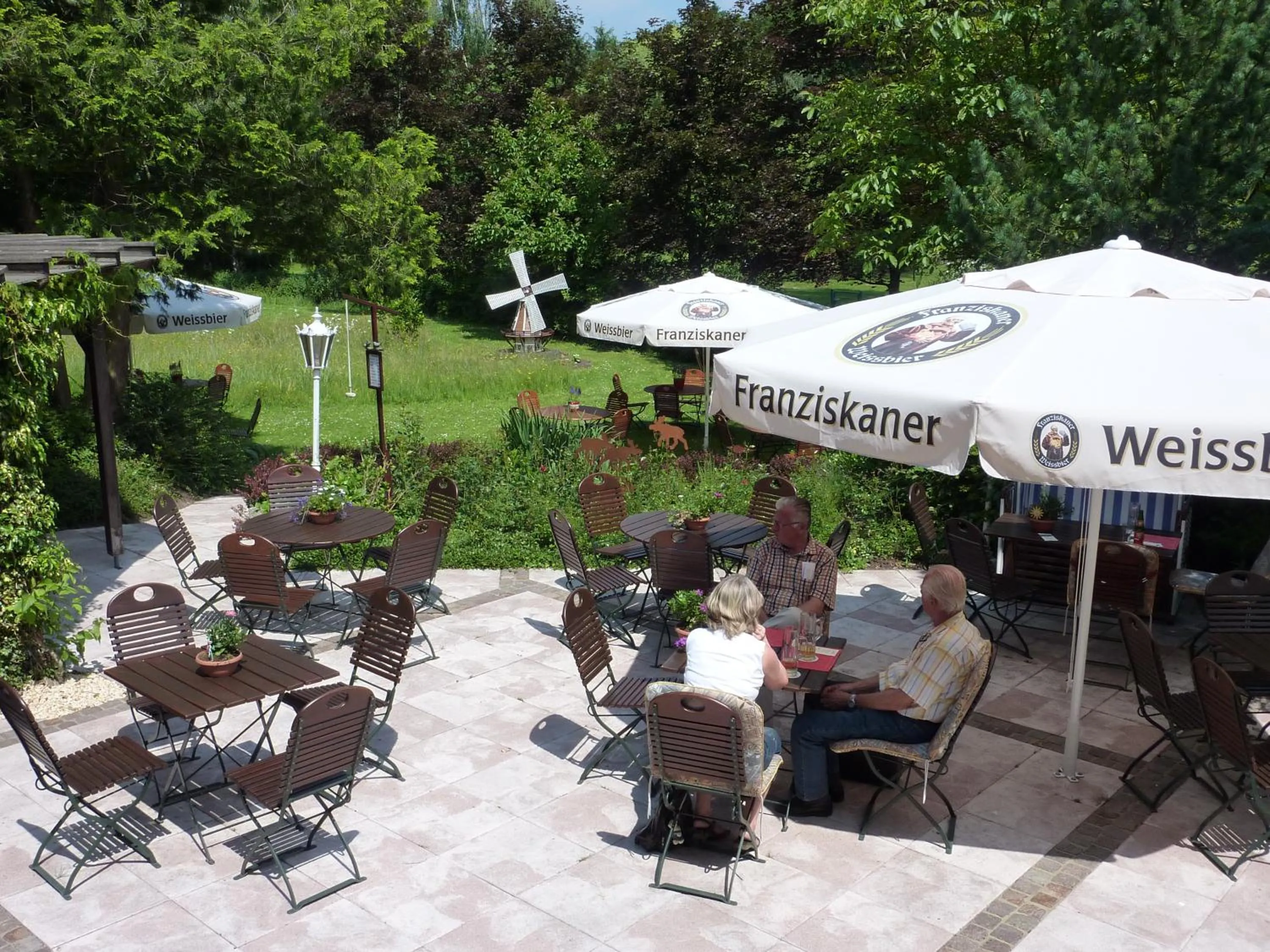 Garden in Akzent Hotel Zur Wasserburg - Hotel Garni bed & breakfast