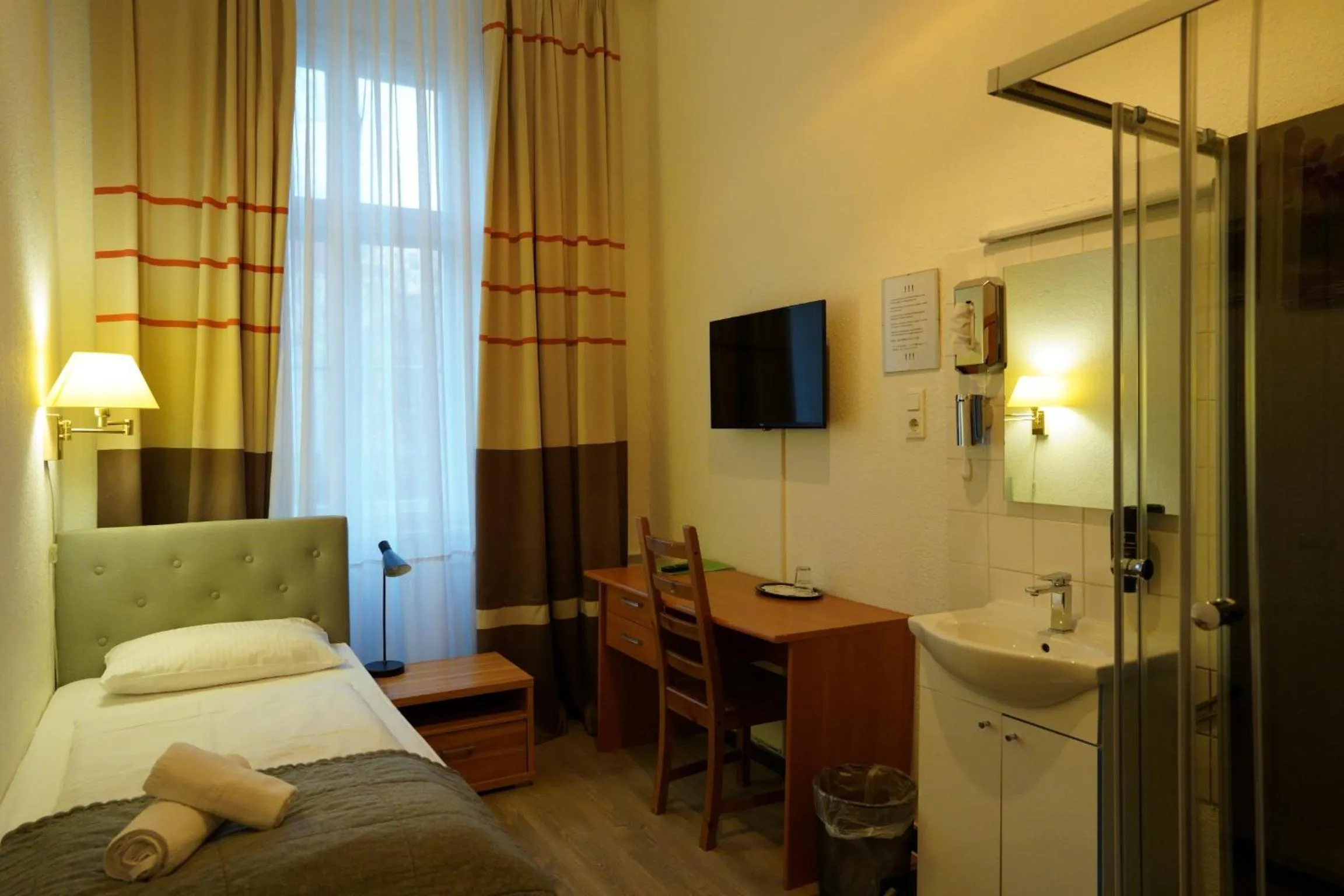 Photo of the whole room, Bed in City Pension Berlin