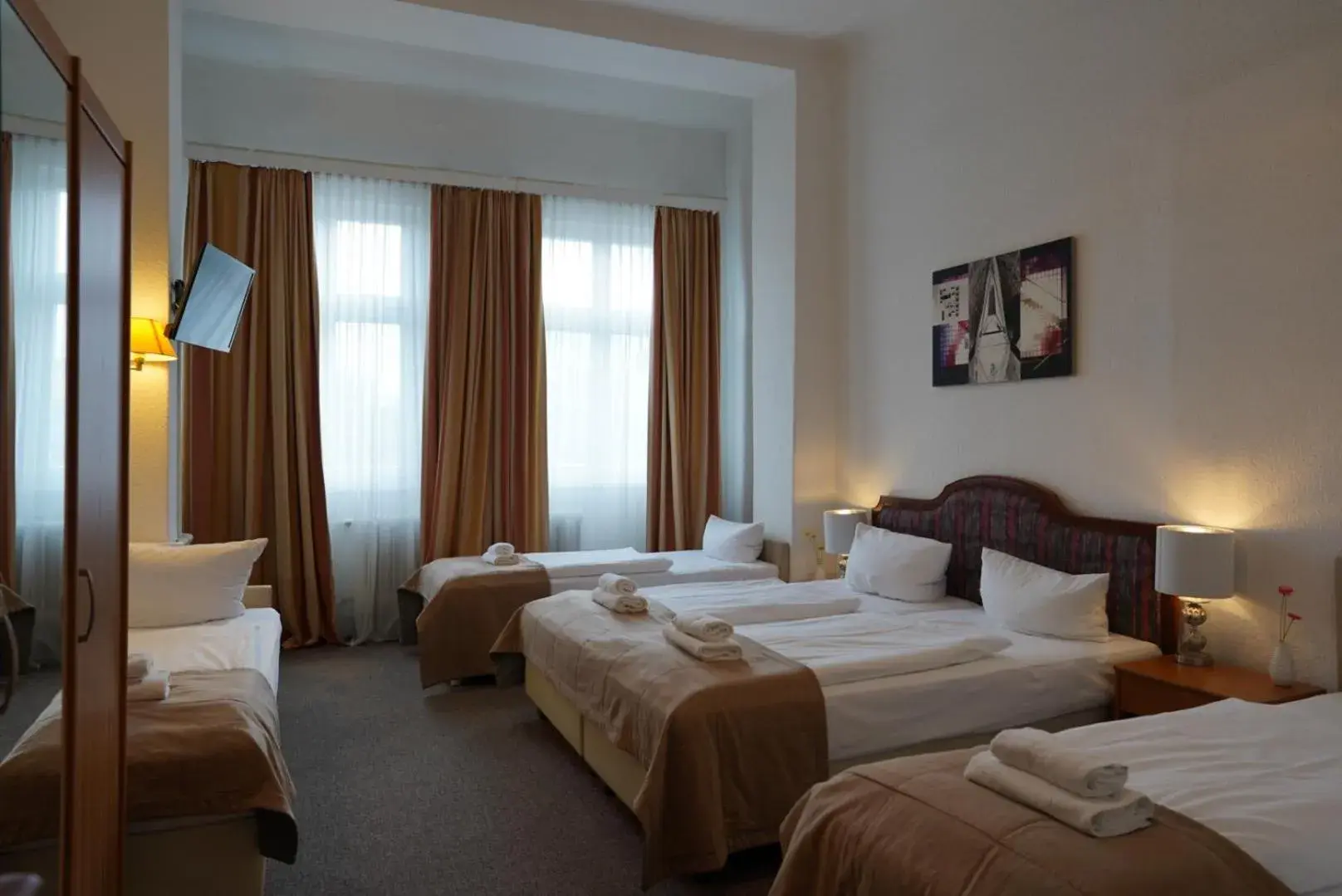 Family Room with Bathroom in City Pension Berlin Family Room with Bathroom in City Pension Berlin