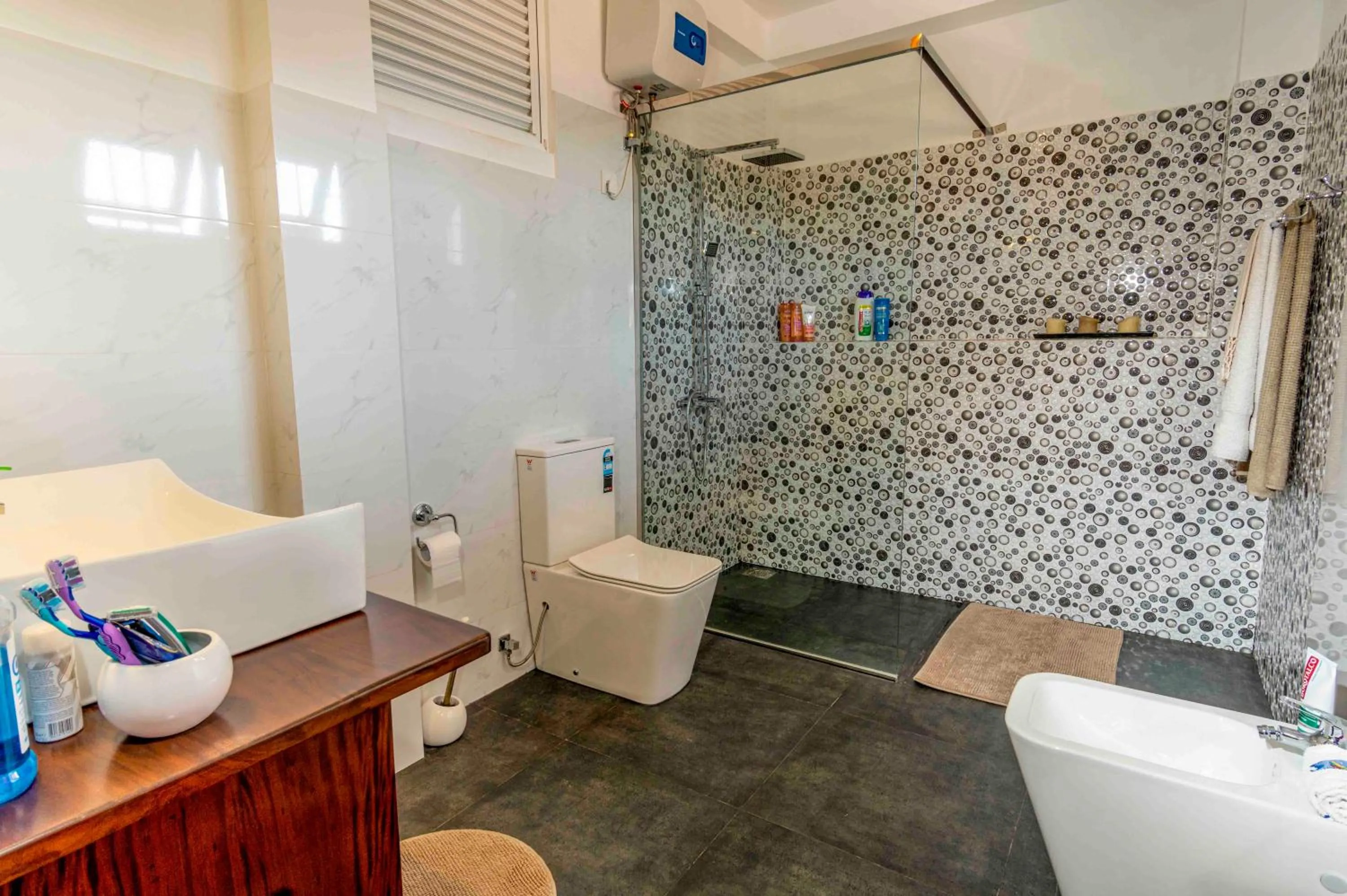 Shower in Brixia Cafe & Guest