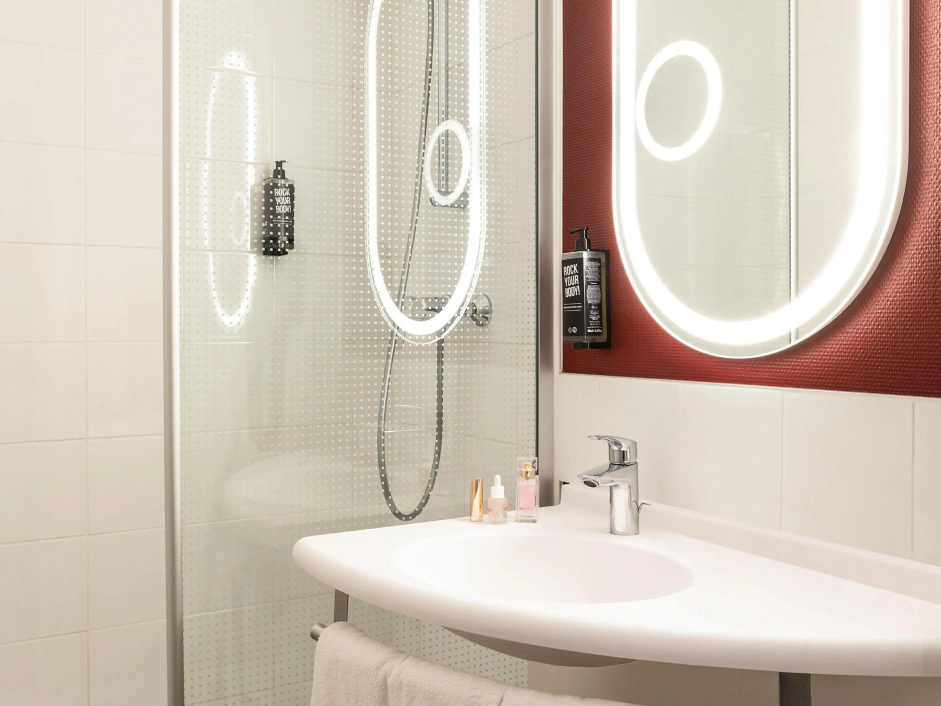 Bedroom in ibis Paris porte de Bercy