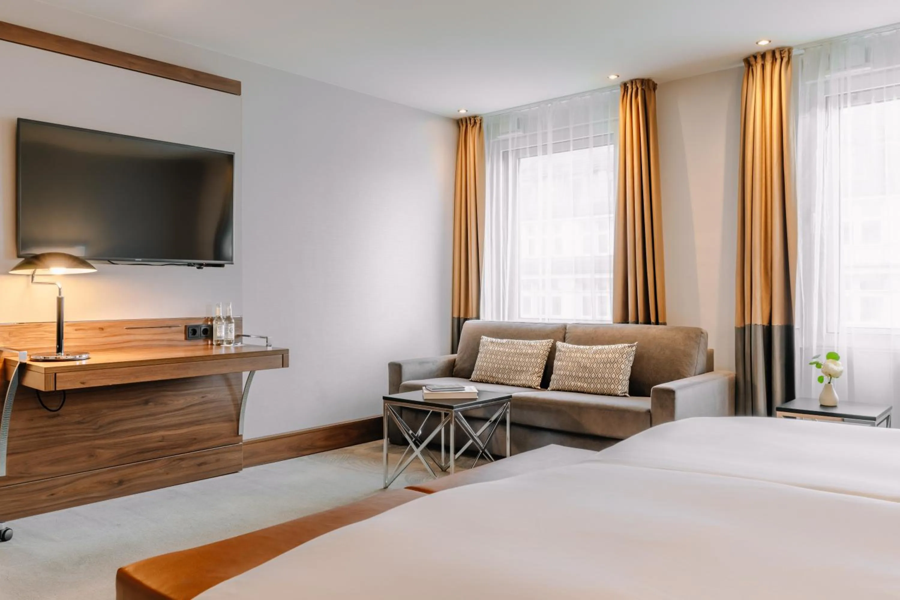 Seating area, Bed in Reichshof Hotel Hamburg