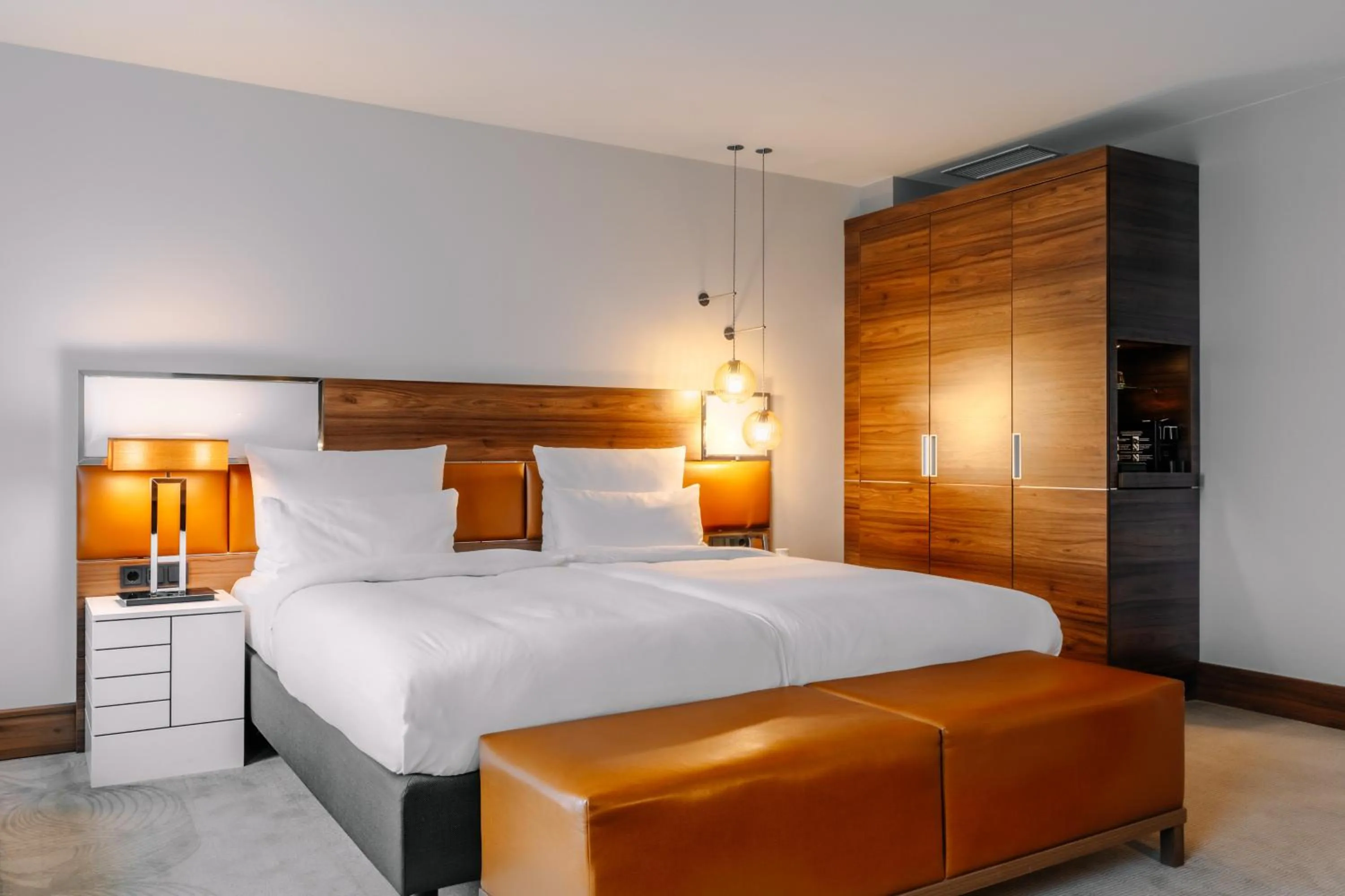 Bedroom, Bed in Reichshof Hotel Hamburg