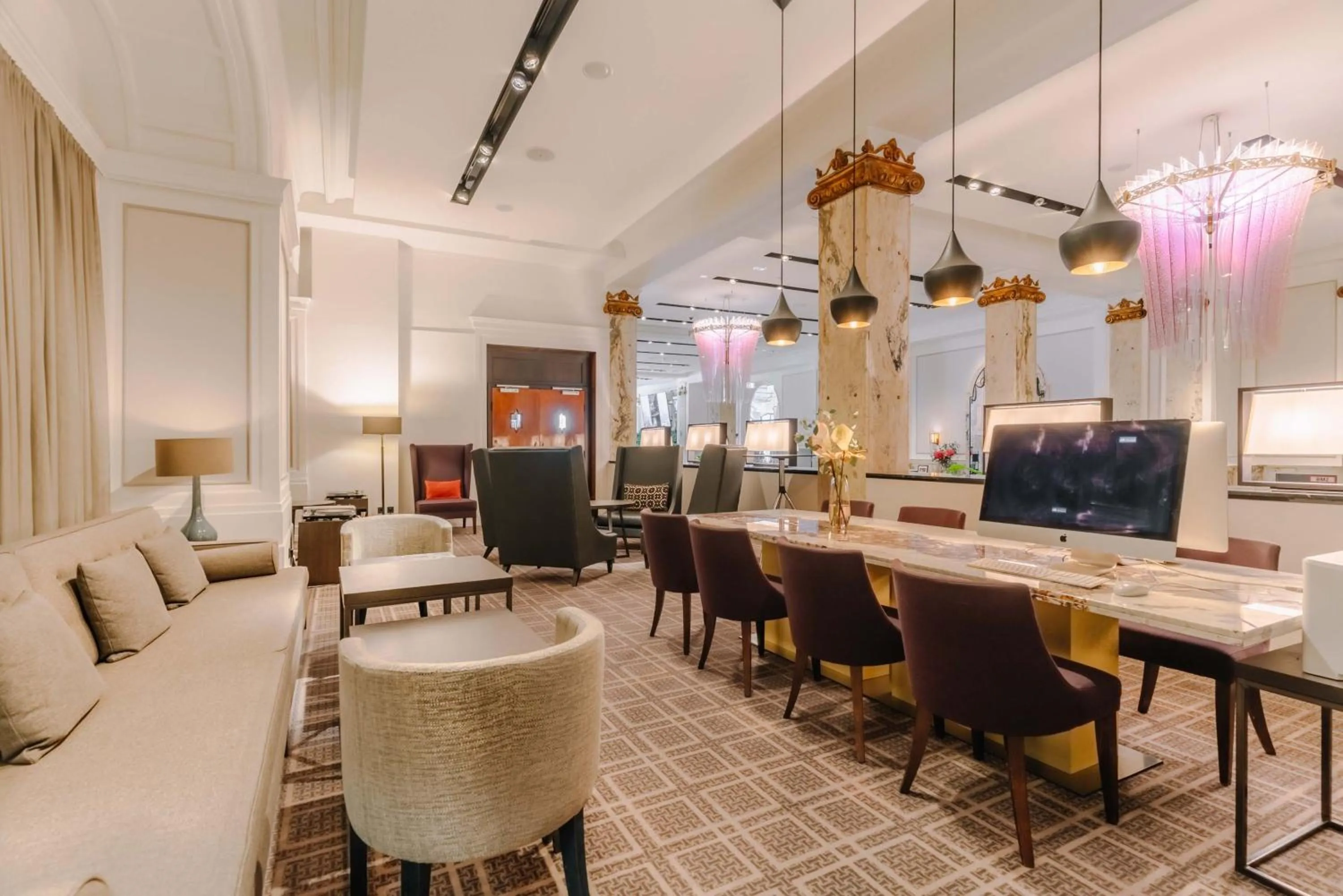 Lobby or reception in Reichshof Hotel Hamburg