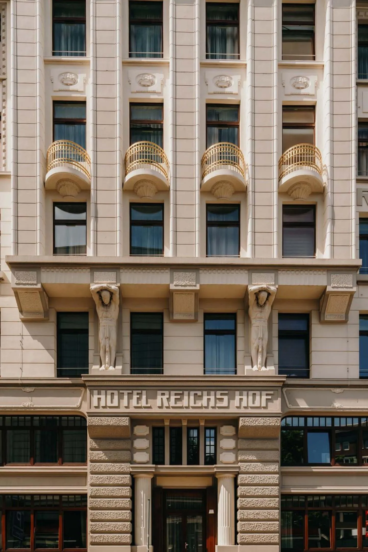 Property building in Reichshof Hotel Hamburg