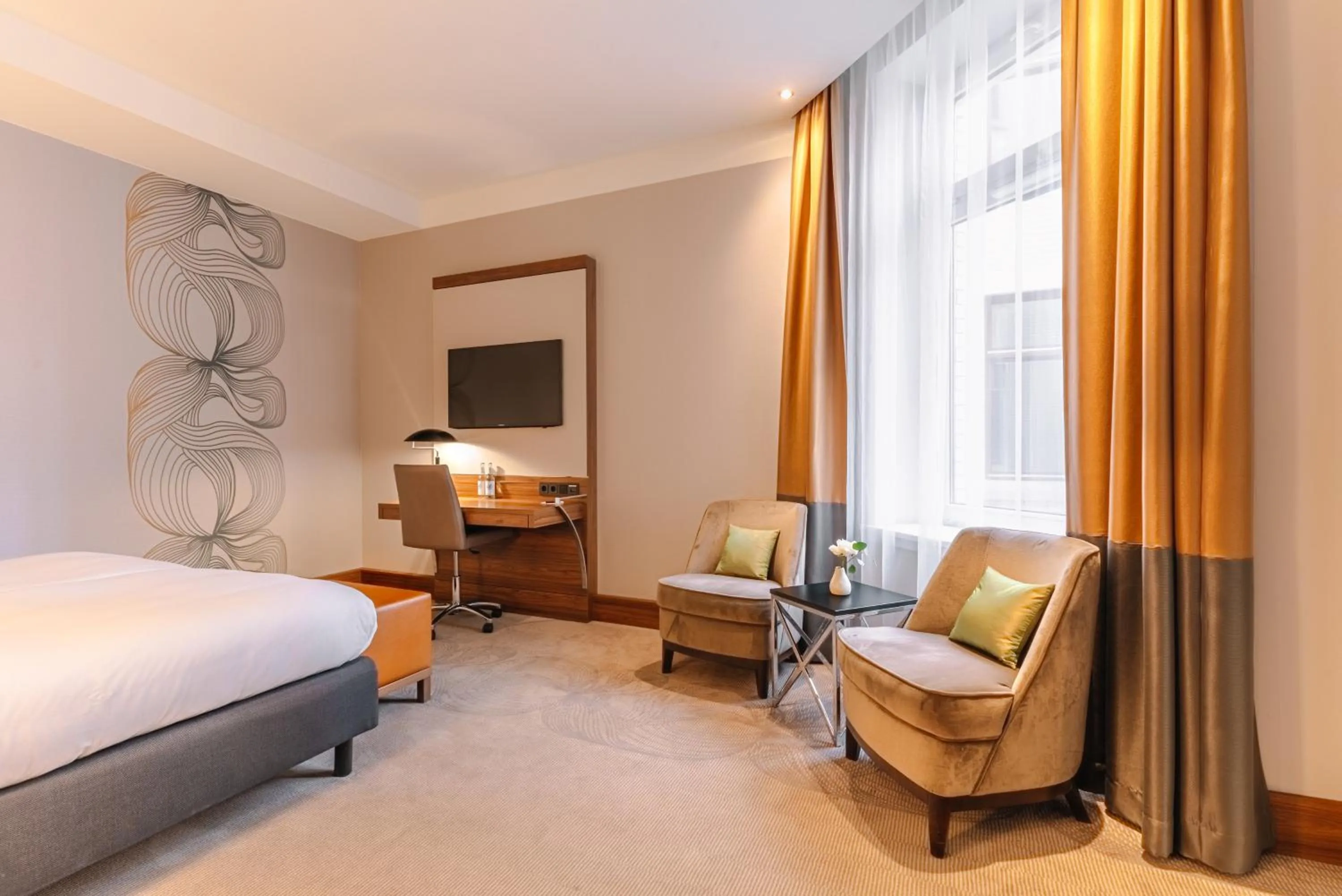 Bedroom, Bed in Reichshof Hotel Hamburg