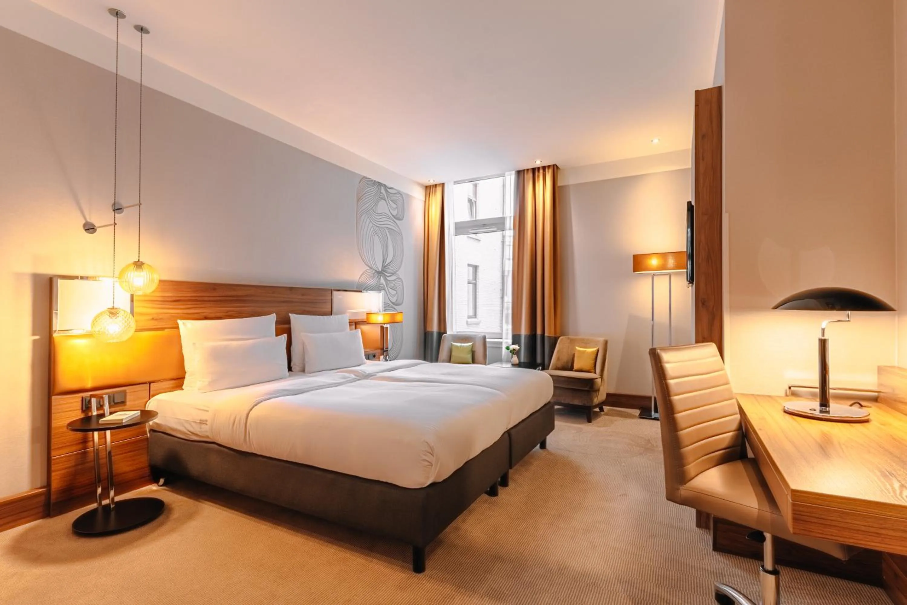 Bedroom, Bed in Reichshof Hotel Hamburg