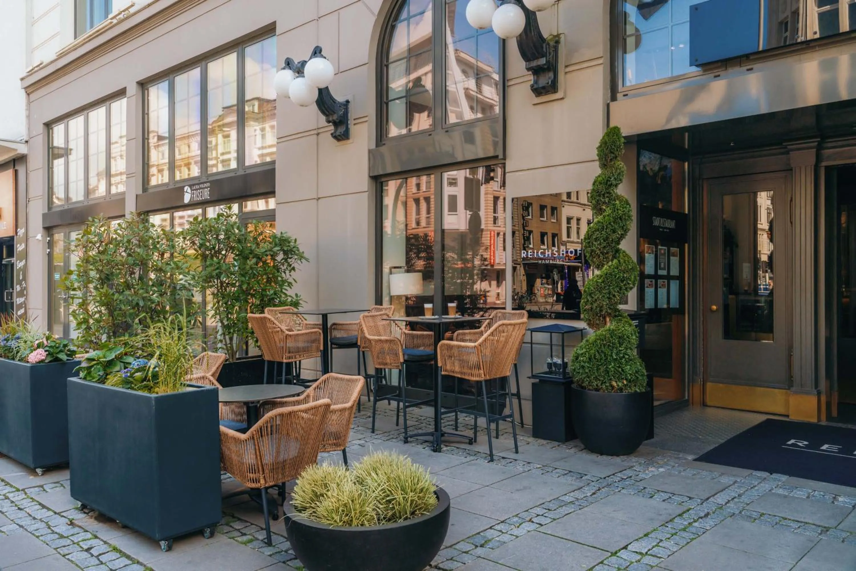Seating area in Reichshof Hotel Hamburg