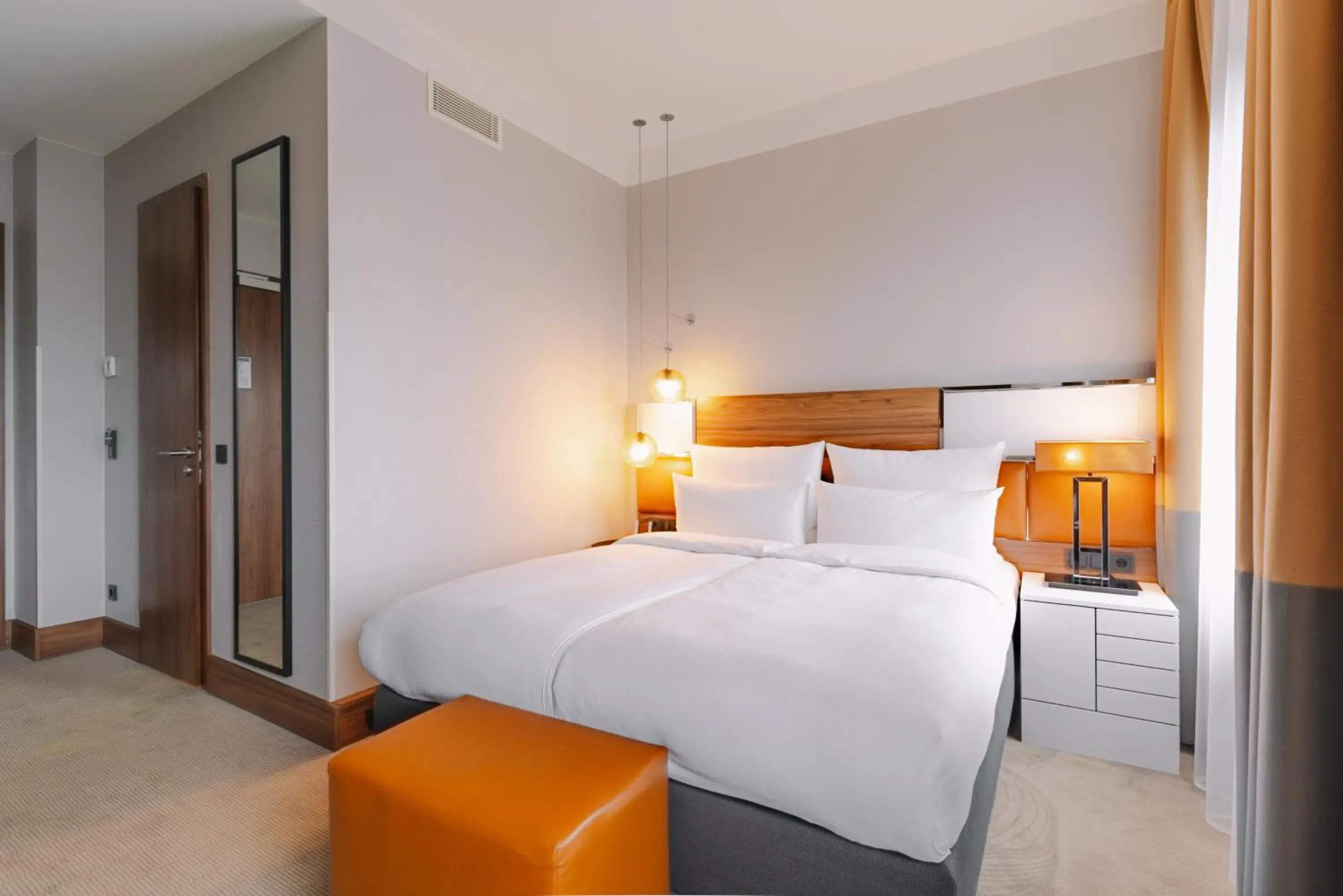 Queen Medium Room in Reichshof Hotel Hamburg Queen Medium Room in Reichshof Hotel Hamburg