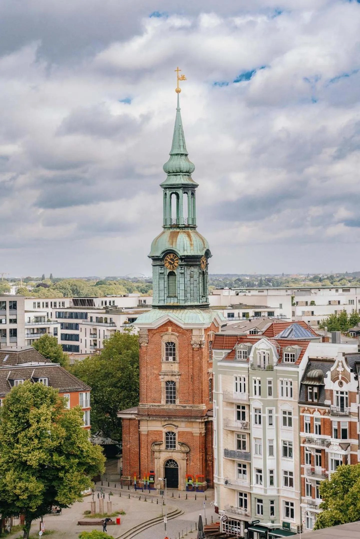 Nearby landmark in Reichshof Hotel Hamburg