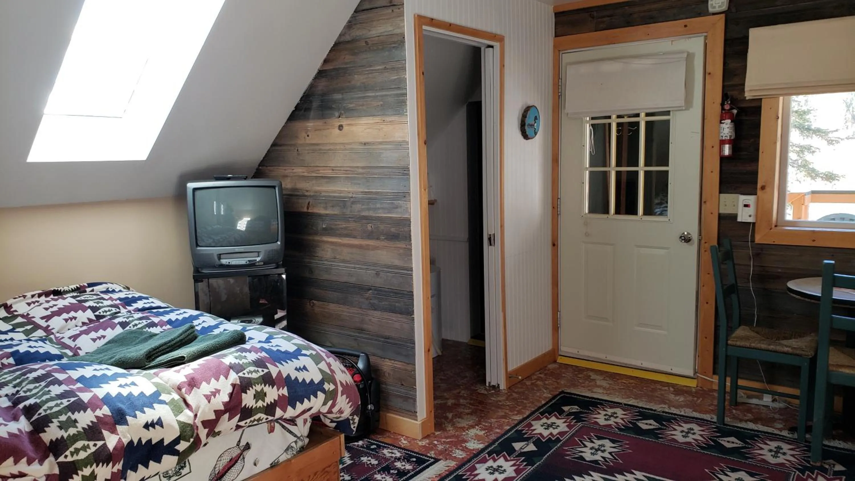 Bathroom, Bed in Yellow Dog Lodge, Inc.