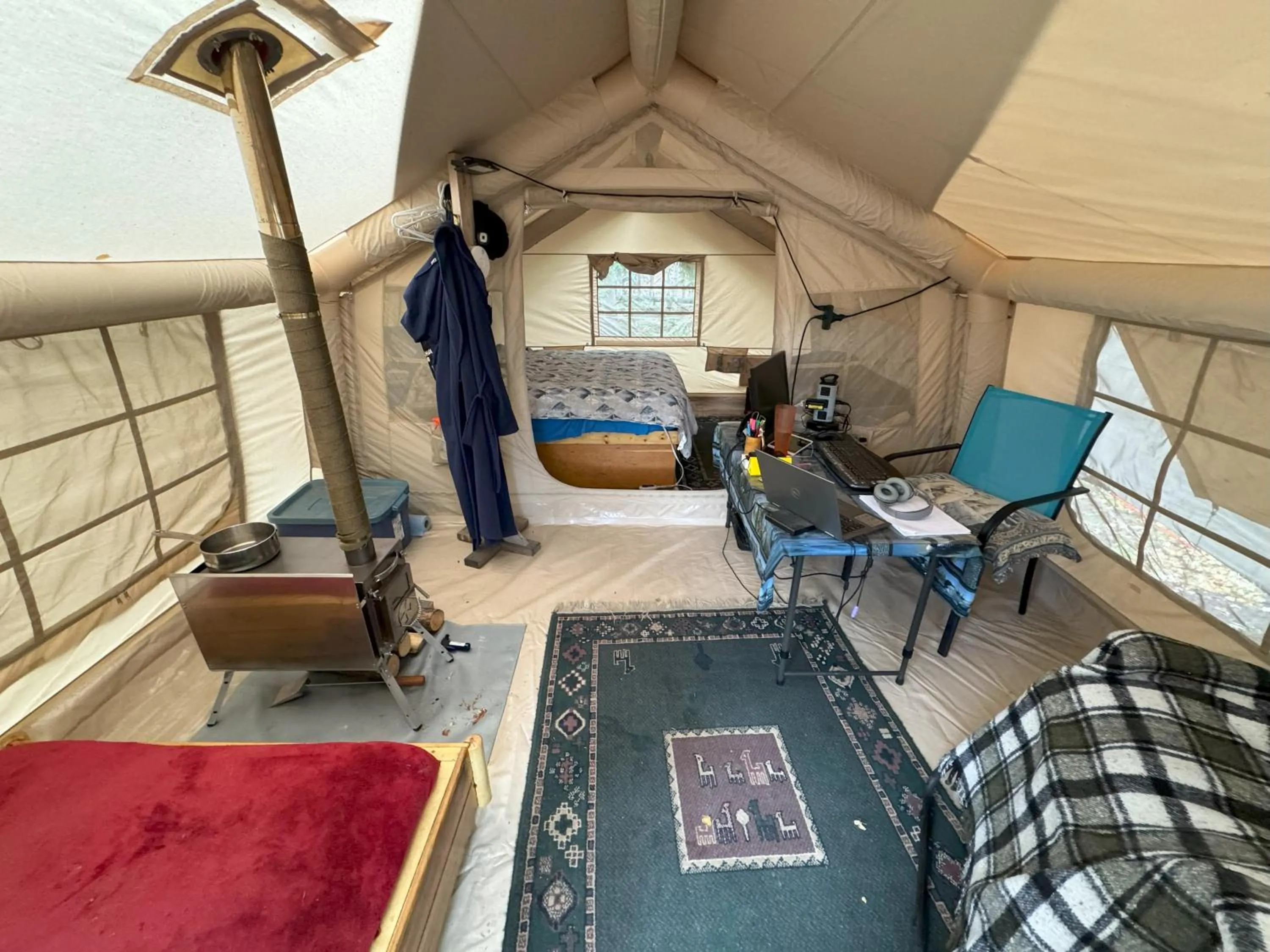 Living room, Bed in Yellow Dog Lodge, Inc.